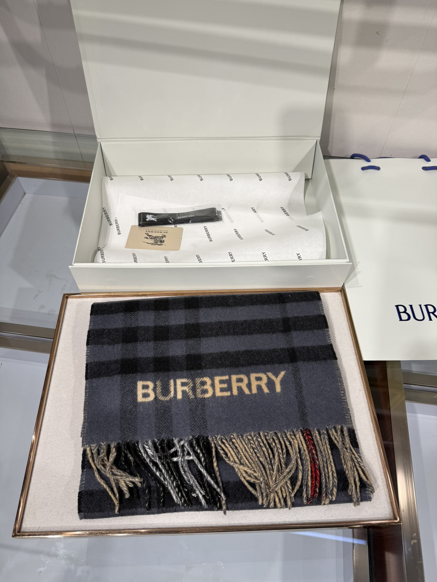 💟想要温暖冬季的必备百搭单品，今年冬天保证 出镜率No. 1⃣️B家羊绒拼色围巾奉上🈚️论男女都可用！在