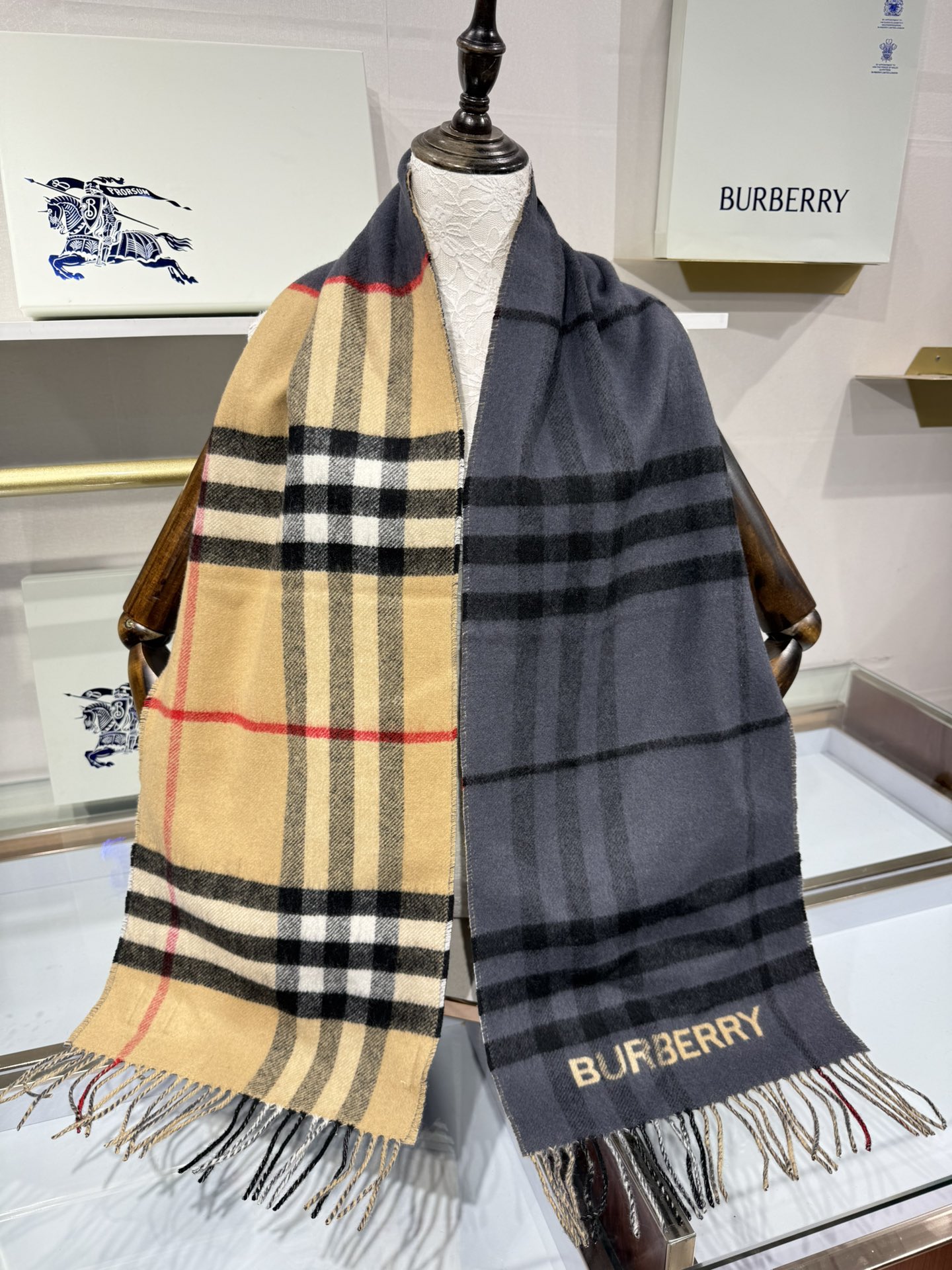 💟想要温暖冬季的必备百搭单品，今年冬天保证 出镜率No. 1⃣️B家羊绒拼色围巾奉上🈚️论男女都可用！在