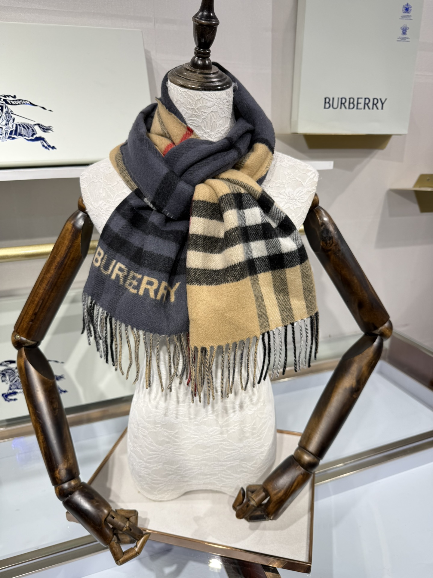 💟想要温暖冬季的必备百搭单品，今年冬天保证 出镜率No. 1⃣️B家羊绒拼色围巾奉上🈚️论男女都可用！在