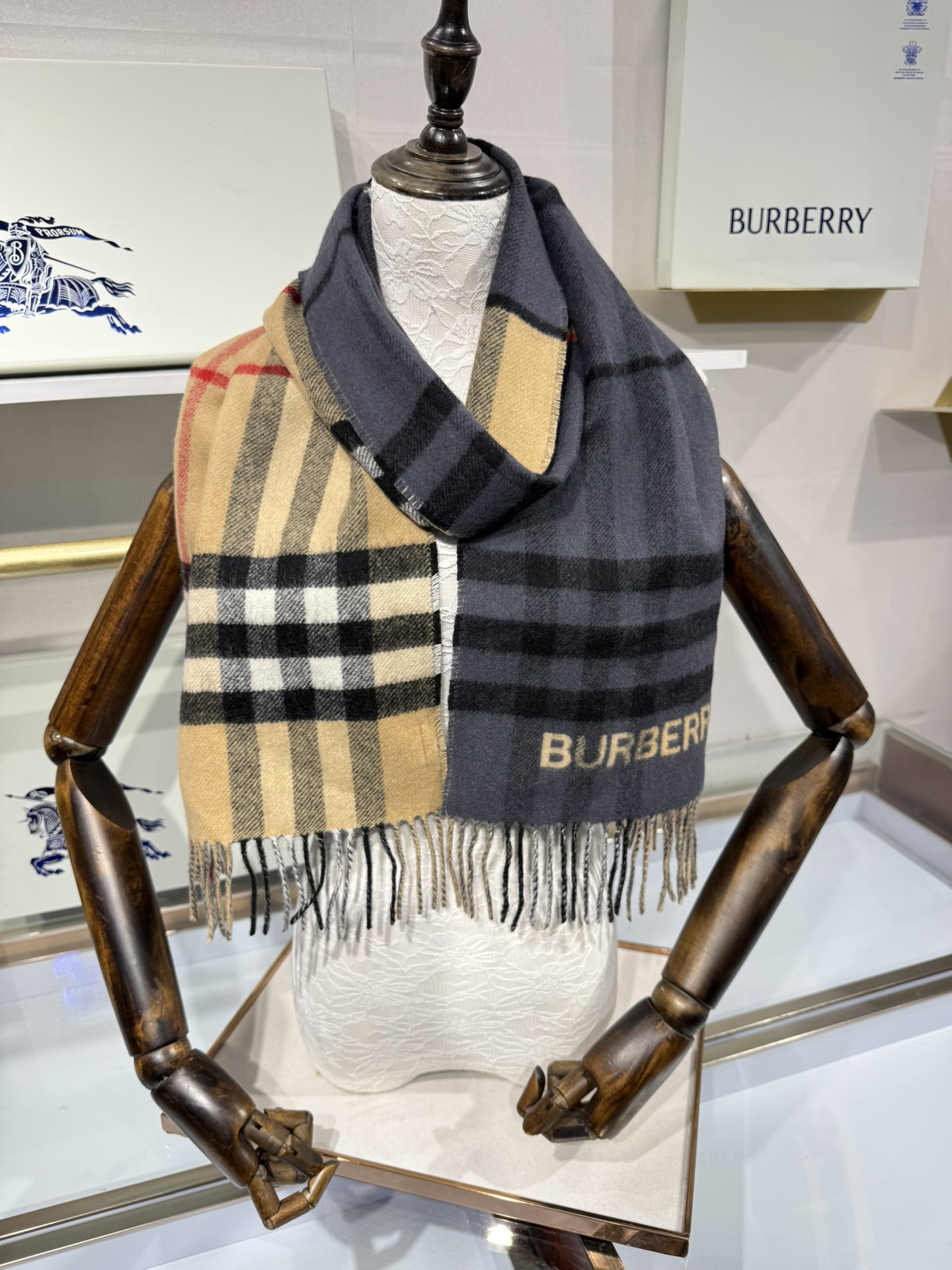 💟想要温暖冬季的必备百搭单品，今年冬天保证 出镜率No. 1⃣️B家羊绒拼色围巾奉上🈚️论男女都可用！在