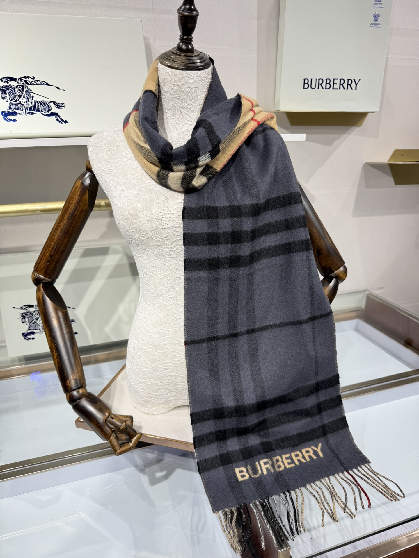 💟想要温暖冬季的必备百搭单品，今年冬天保证 出镜率No. 1⃣️B家羊绒拼色围巾奉上🈚️论男女都可用！在