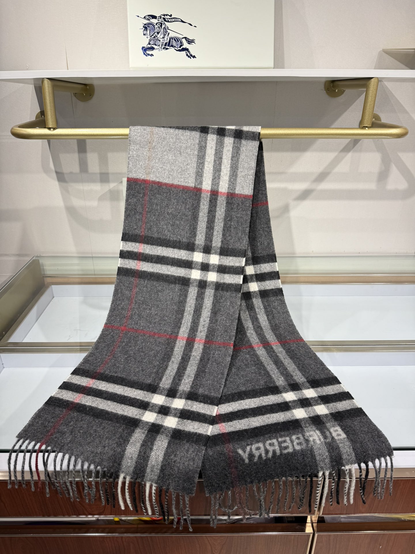 💟想要温暖冬季的必备百搭单品，今年冬天保证 出镜率No. 1⃣️B家羊绒拼色围巾奉上🈚️论男女都可用！在