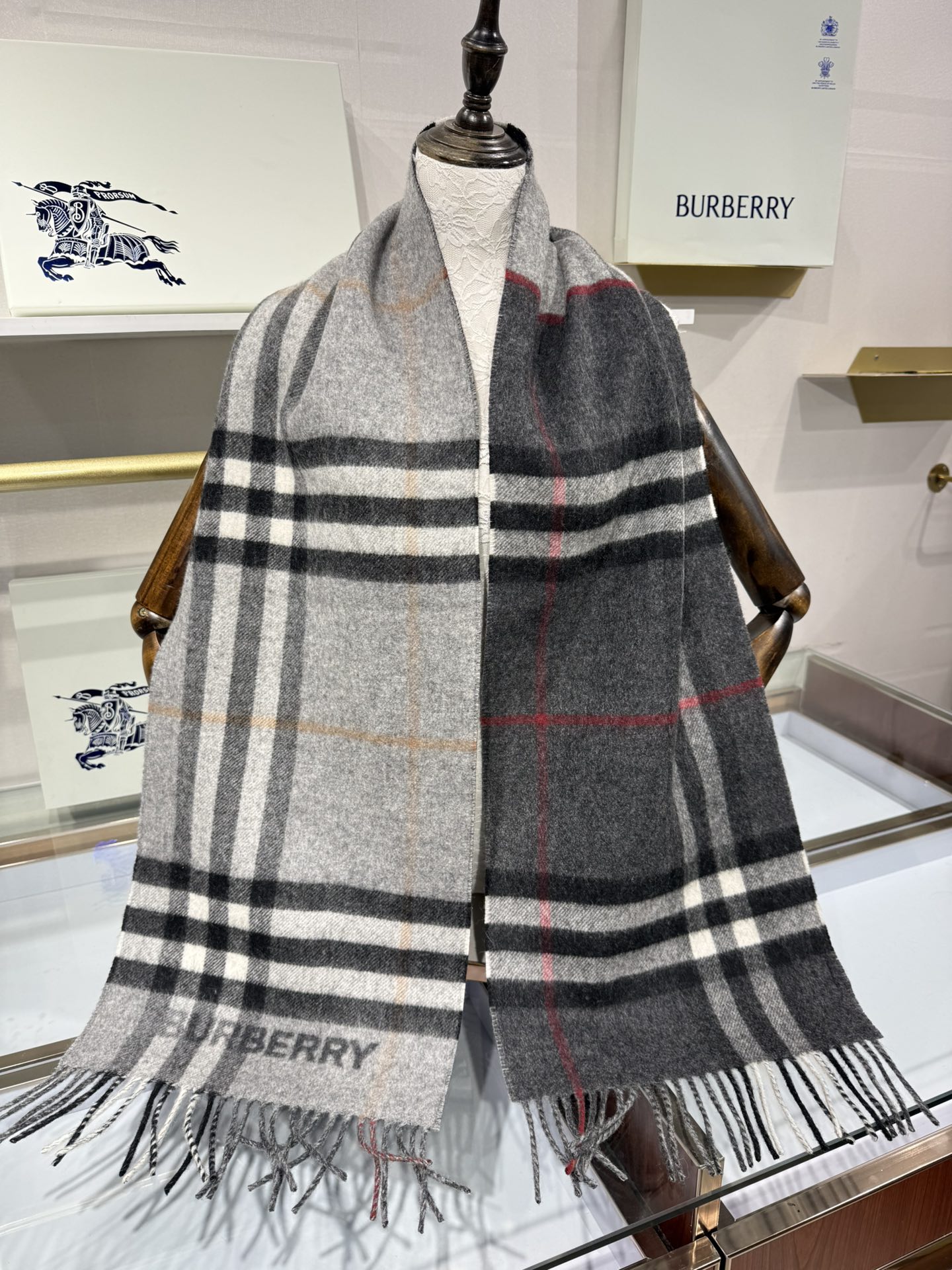 💟想要温暖冬季的必备百搭单品，今年冬天保证 出镜率No. 1⃣️B家羊绒拼色围巾奉上🈚️论男女都可用！在