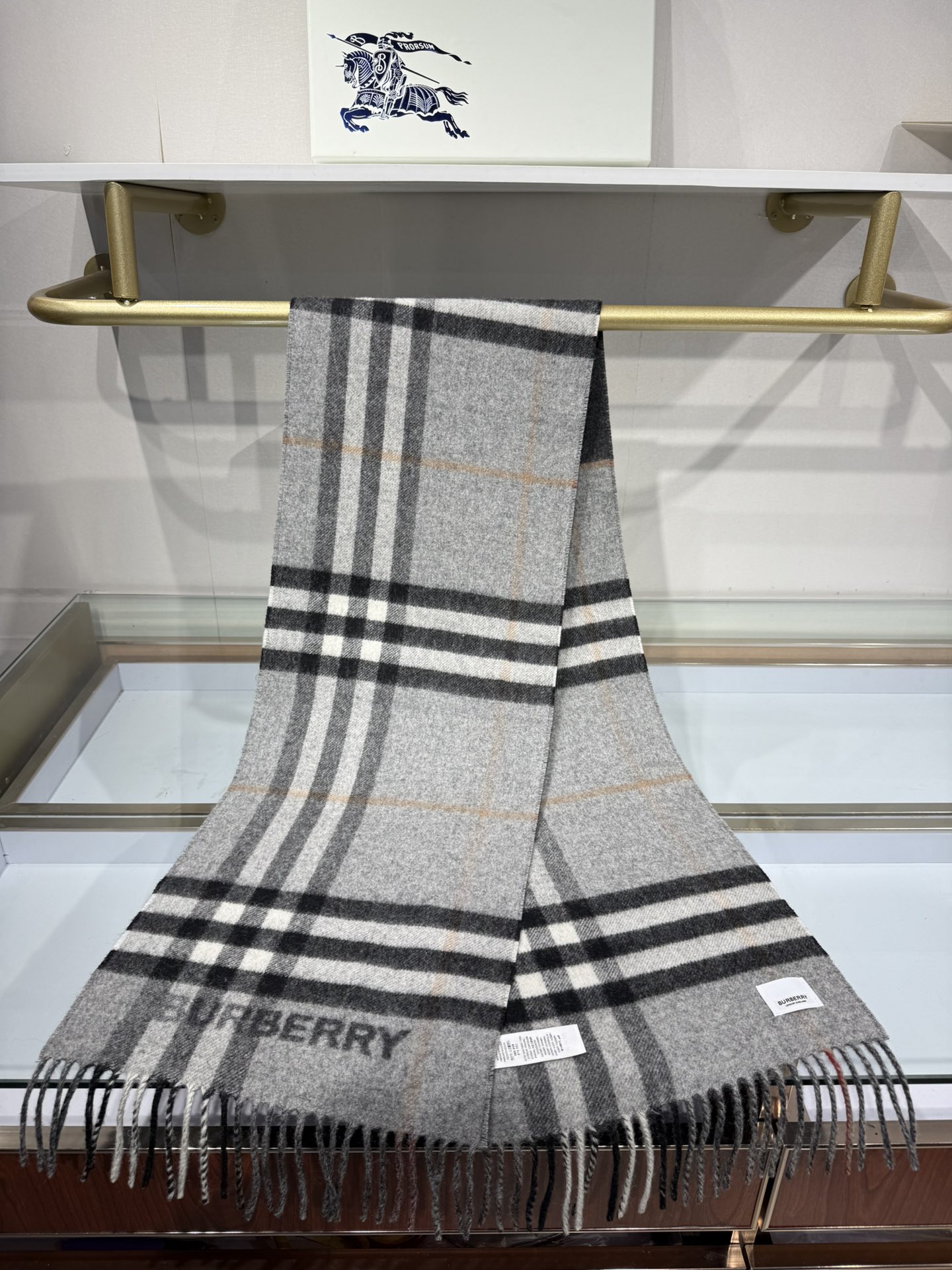 💟想要温暖冬季的必备百搭单品，今年冬天保证 出镜率No. 1⃣️B家羊绒拼色围巾奉上🈚️论男女都可用！在