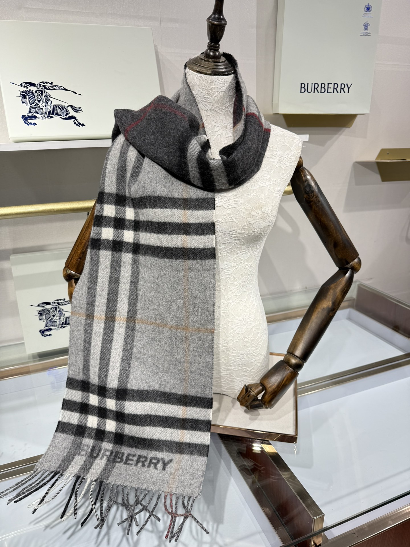 💟想要温暖冬季的必备百搭单品，今年冬天保证 出镜率No. 1⃣️B家羊绒拼色围巾奉上🈚️论男女都可用！在