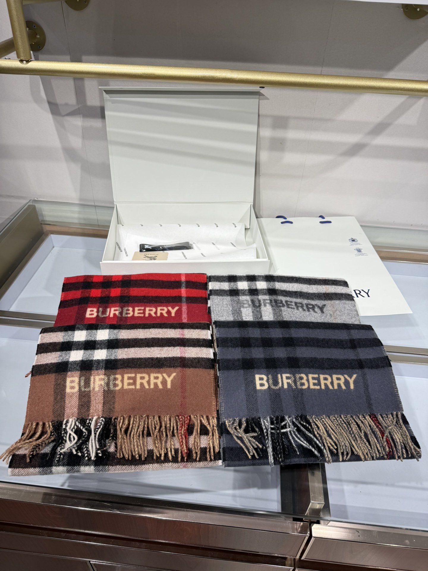 💟想要温暖冬季的必备百搭单品，今年冬天保证 出镜率No. 1⃣️B家羊绒拼色围巾奉上🈚️论男女都可用！在