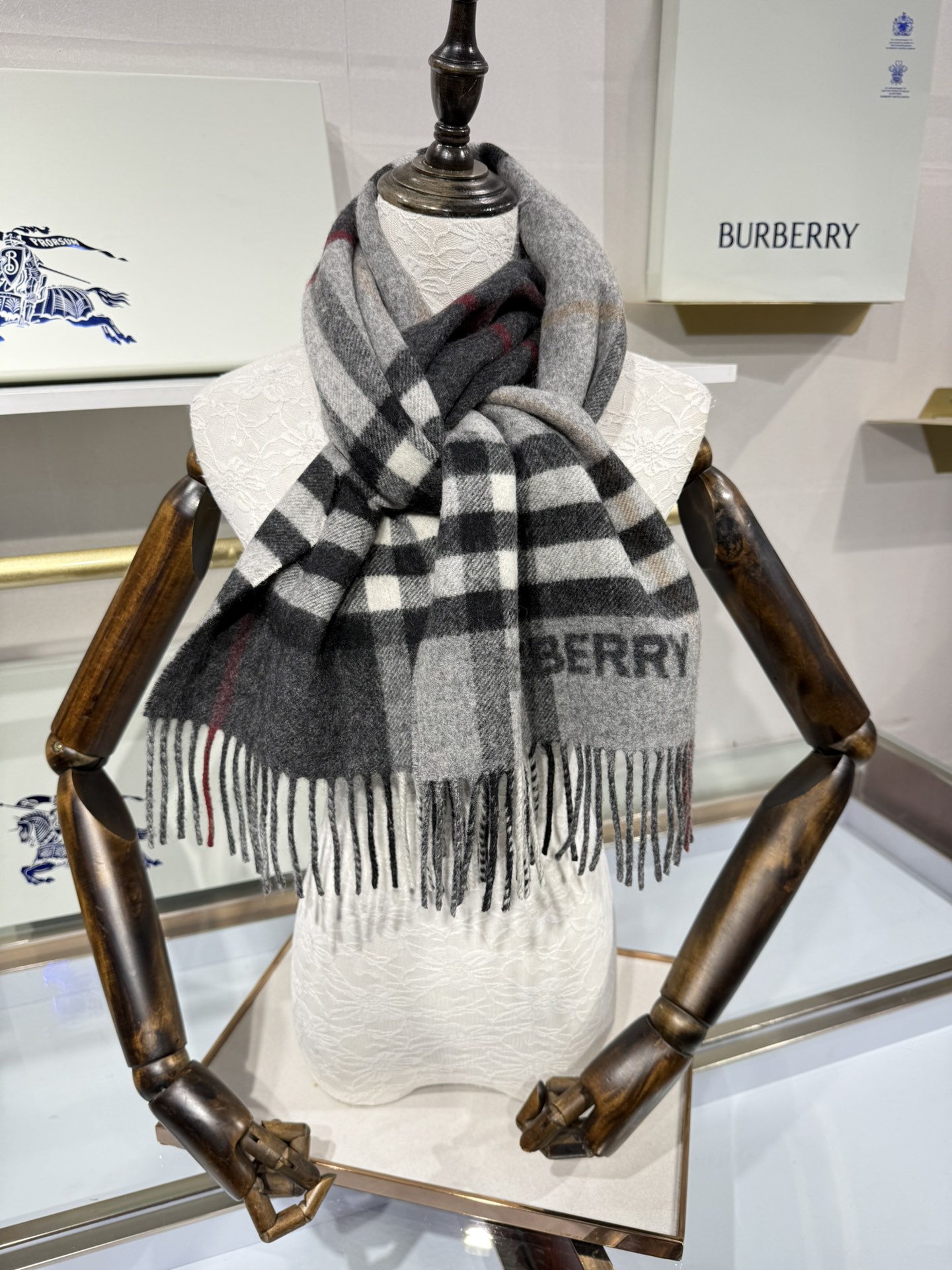 💟想要温暖冬季的必备百搭单品，今年冬天保证 出镜率No. 1⃣️B家羊绒拼色围巾奉上🈚️论男女都可用！在