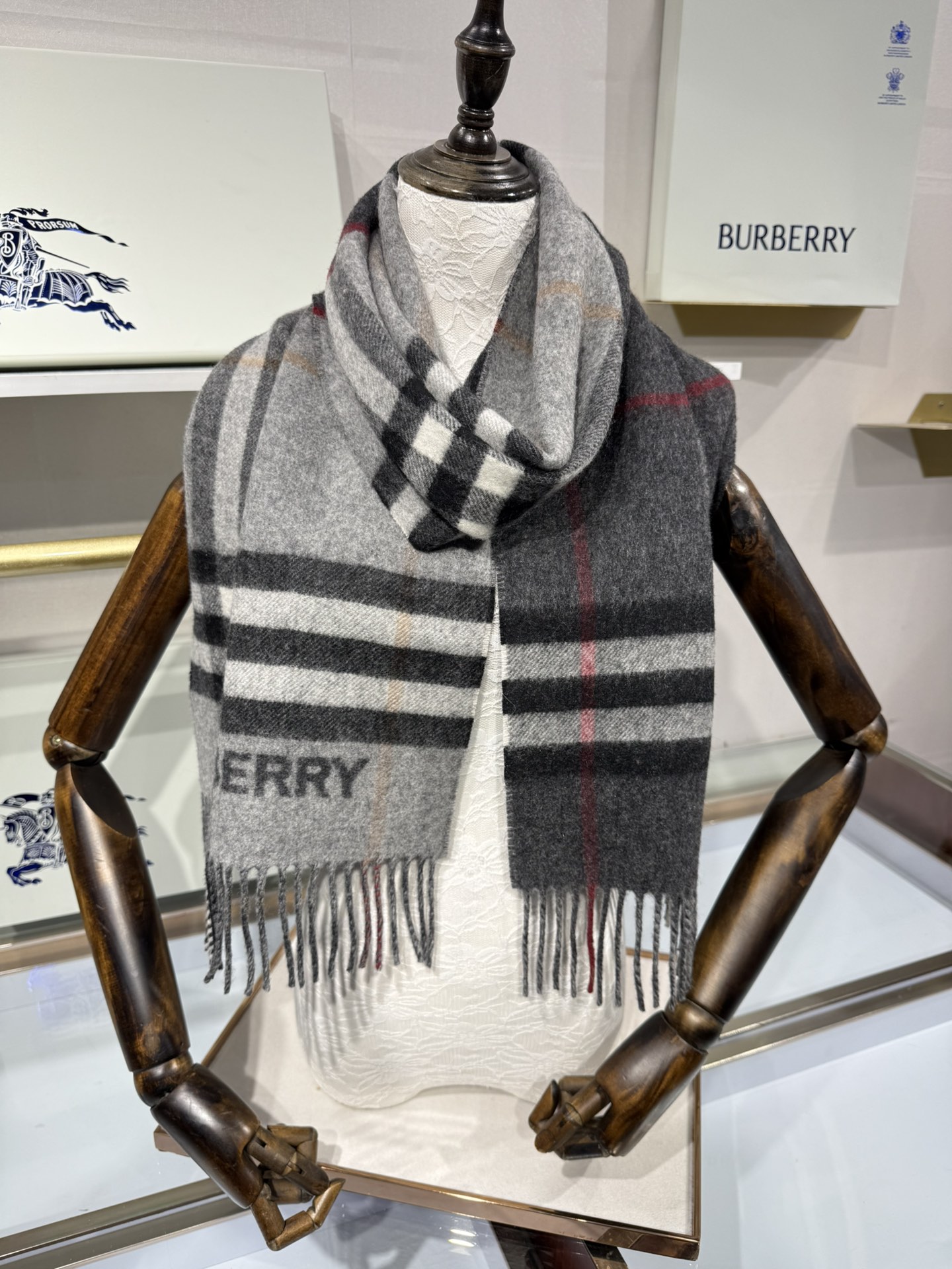 💟想要温暖冬季的必备百搭单品，今年冬天保证 出镜率No. 1⃣️B家羊绒拼色围巾奉上🈚️论男女都可用！在