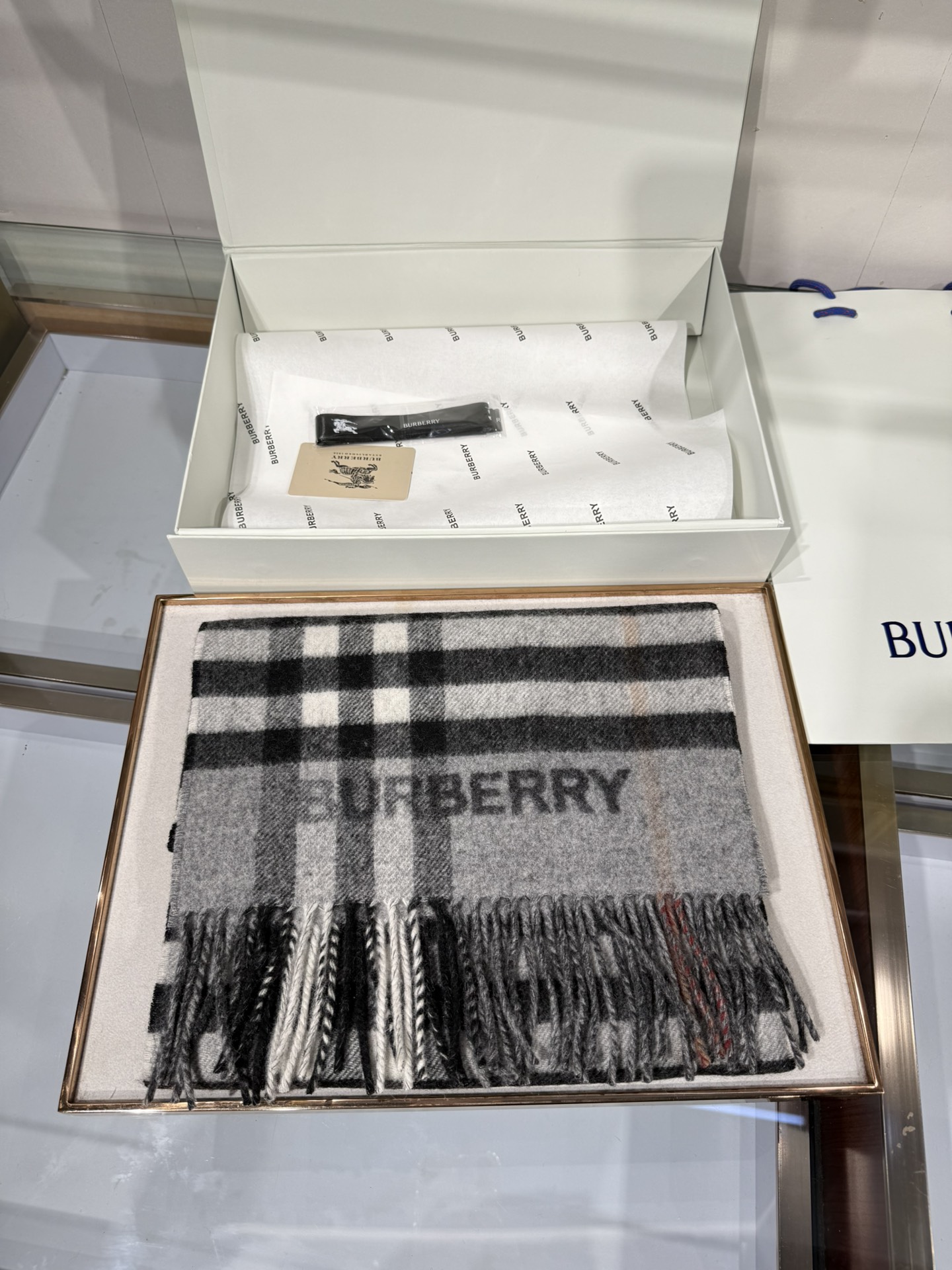 💟想要温暖冬季的必备百搭单品，今年冬天保证 出镜率No. 1⃣️B家羊绒拼色围巾奉上🈚️论男女都可用！在