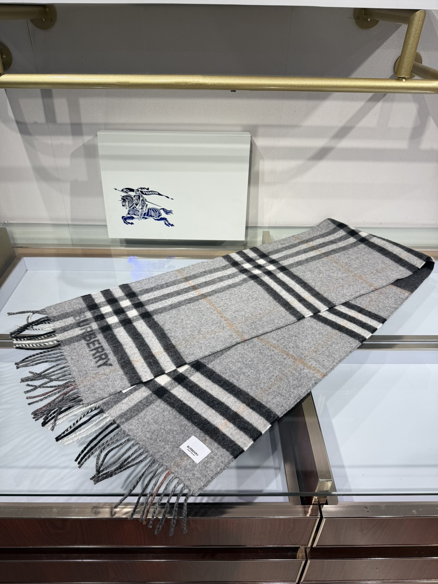 💟想要温暖冬季的必备百搭单品，今年冬天保证 出镜率No. 1⃣️B家羊绒拼色围巾奉上🈚️论男女都可用！在