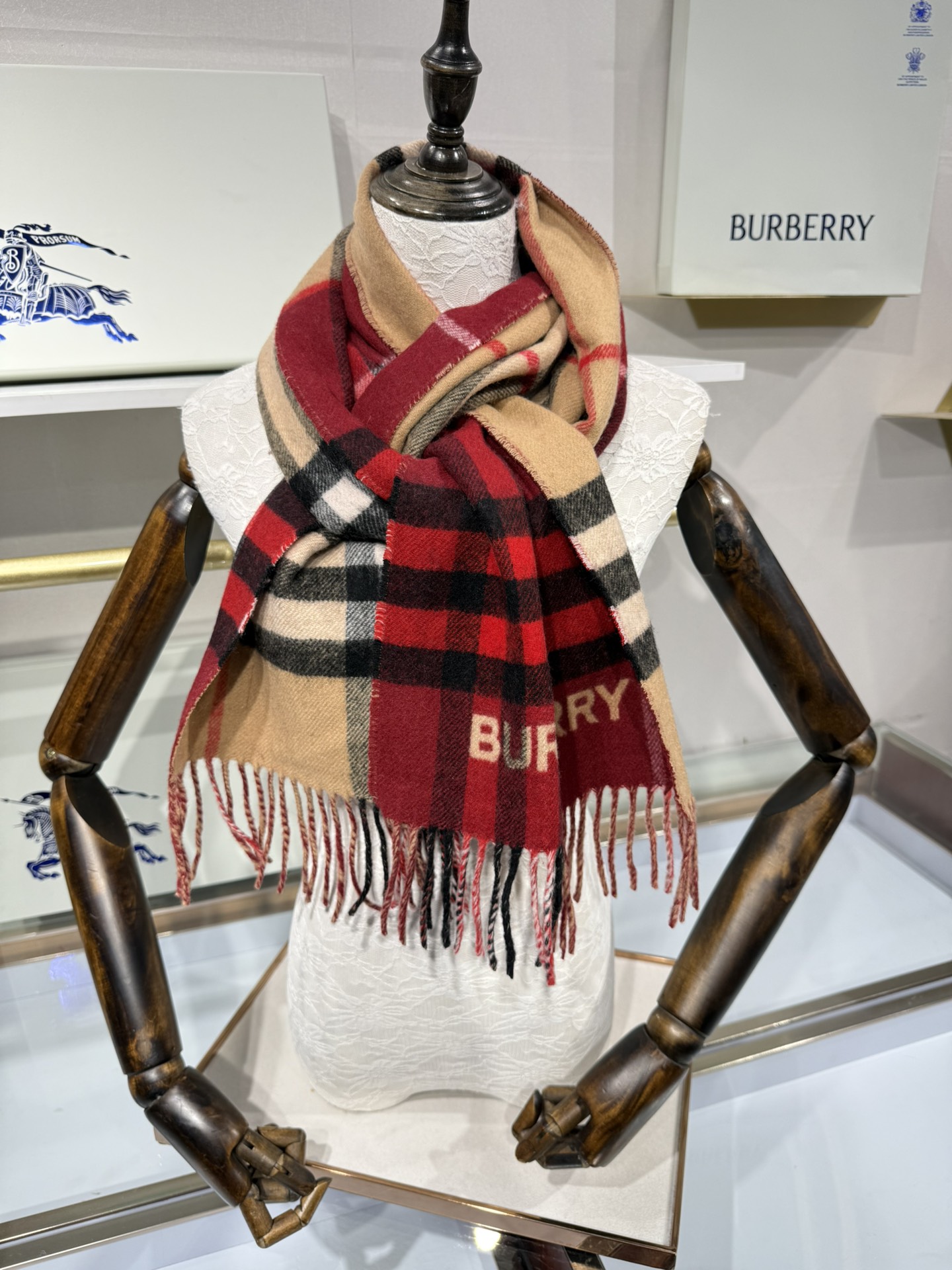 💟想要温暖冬季的必备百搭单品，今年冬天保证 出镜率No. 1⃣️B家羊绒拼色围巾奉上🈚️论男女都可用！在