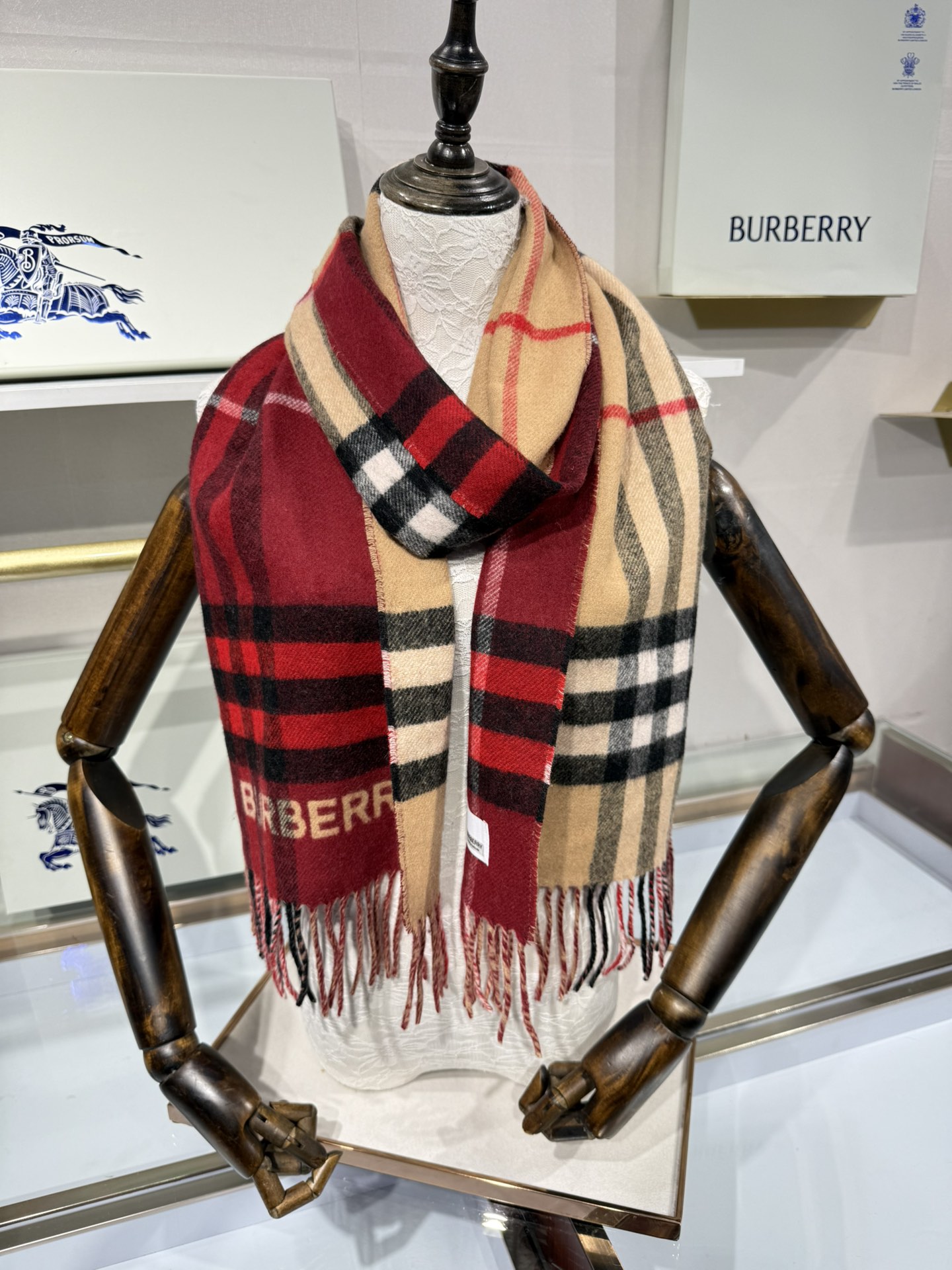 💟想要温暖冬季的必备百搭单品，今年冬天保证 出镜率No. 1⃣️B家羊绒拼色围巾奉上🈚️论男女都可用！在