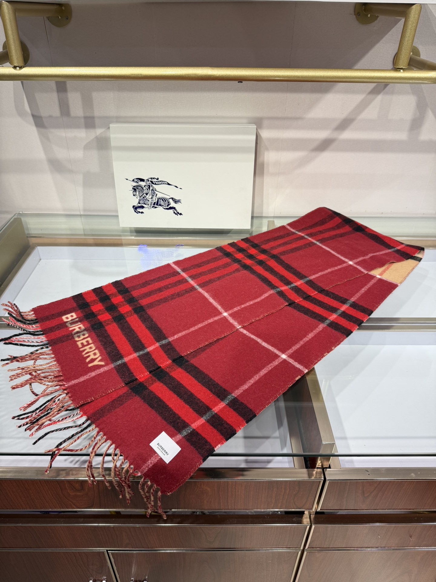 💟想要温暖冬季的必备百搭单品，今年冬天保证 出镜率No. 1⃣️B家羊绒拼色围巾奉上🈚️论男女都可用！在