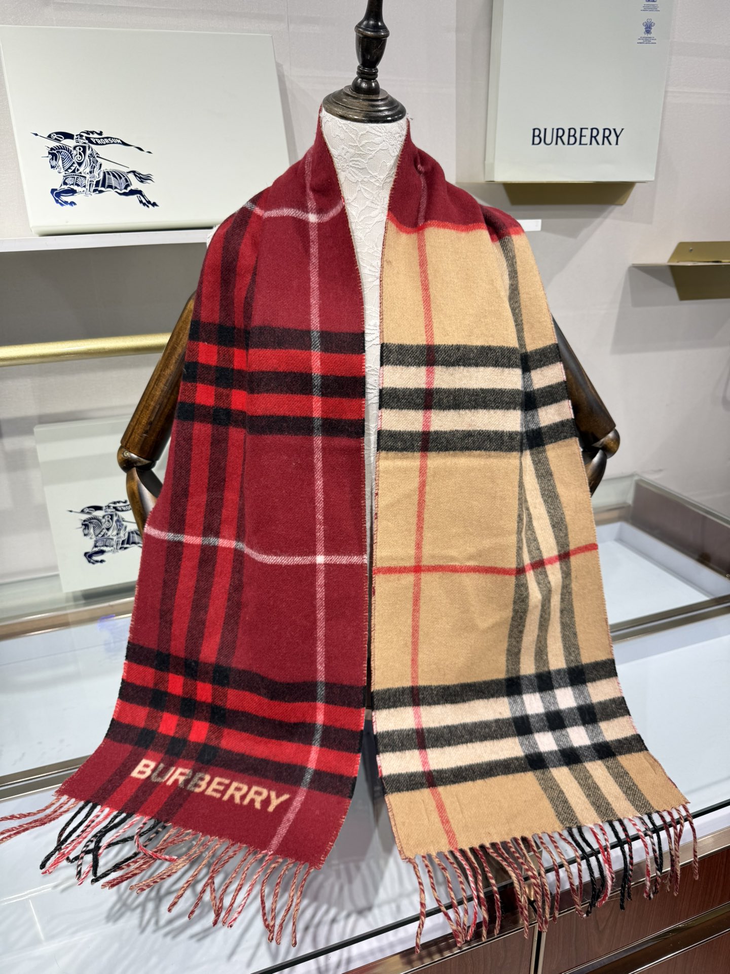 💟想要温暖冬季的必备百搭单品，今年冬天保证 出镜率No. 1⃣️B家羊绒拼色围巾奉上🈚️论男女都可用！在