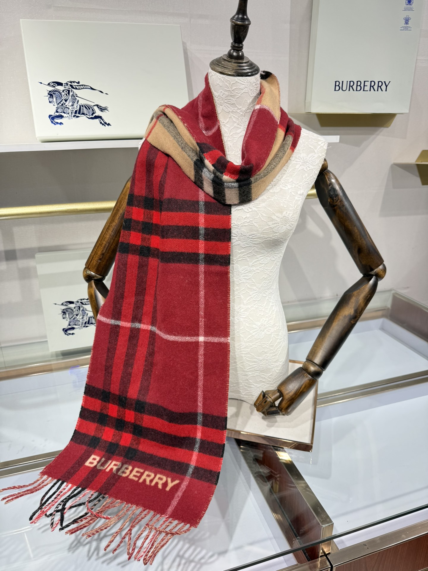 💟想要温暖冬季的必备百搭单品，今年冬天保证 出镜率No. 1⃣️B家羊绒拼色围巾奉上🈚️论男女都可用！在