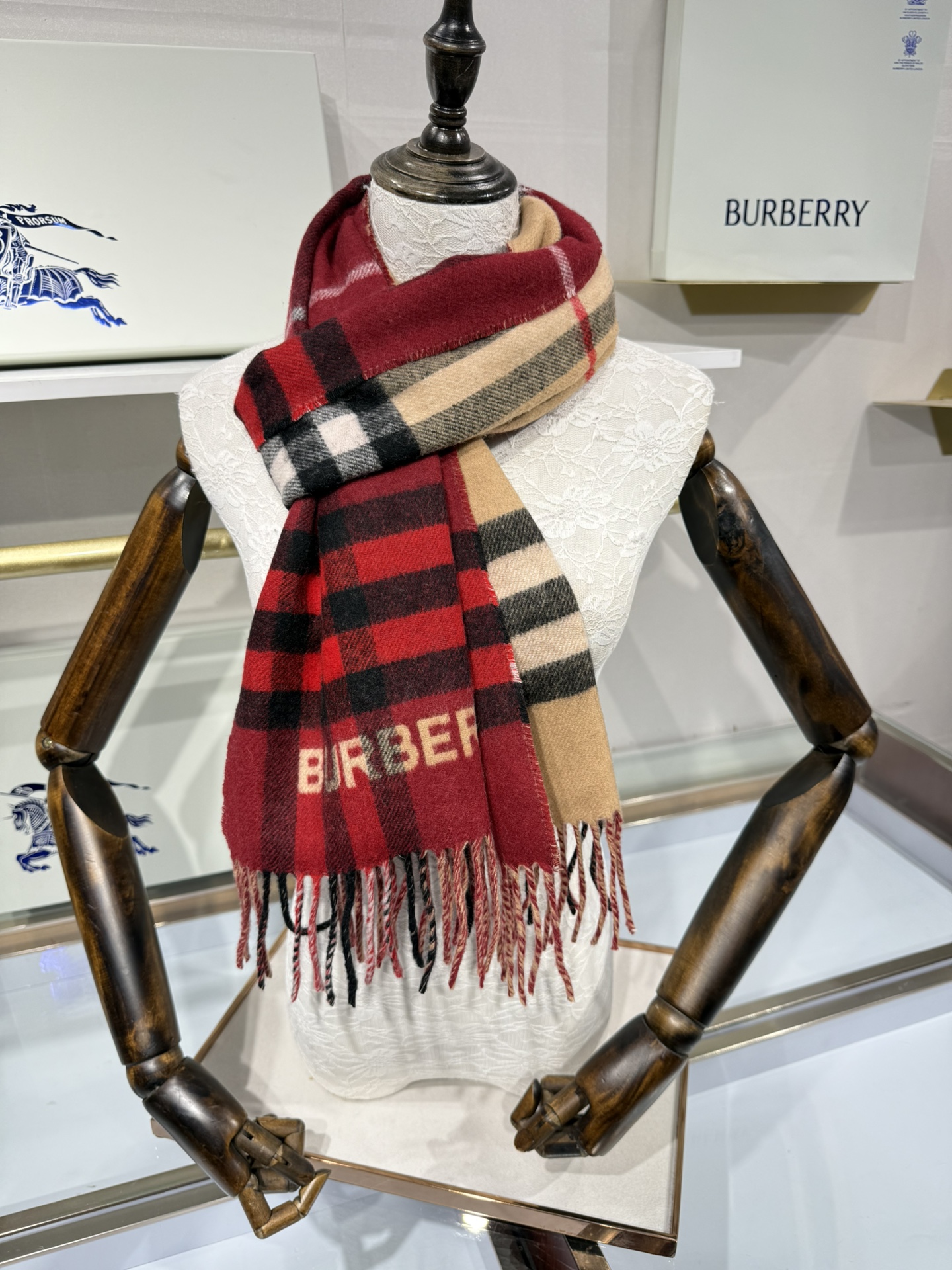 💟想要温暖冬季的必备百搭单品，今年冬天保证 出镜率No. 1⃣️B家羊绒拼色围巾奉上🈚️论男女都可用！在