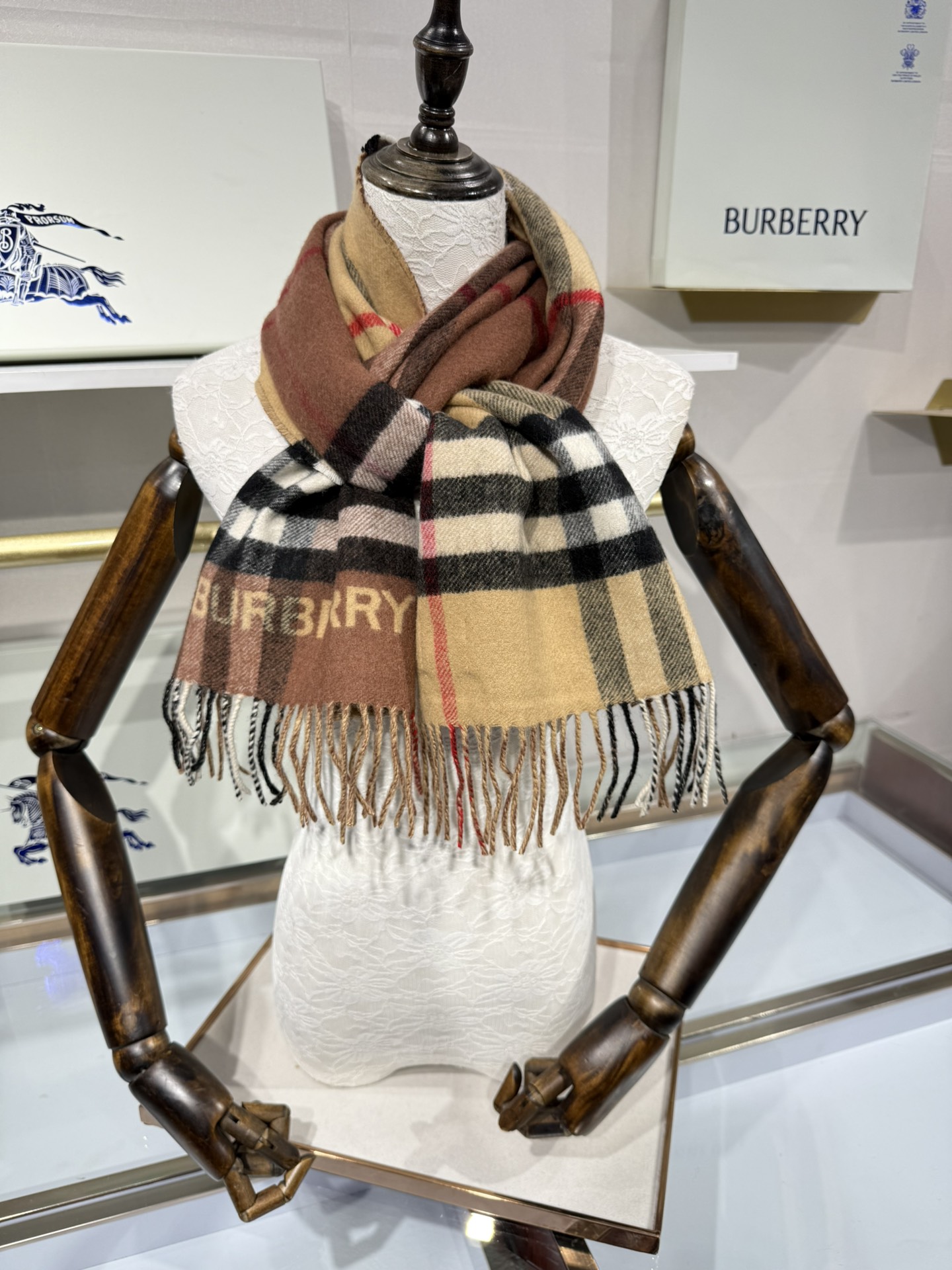 💟想要温暖冬季的必备百搭单品，今年冬天保证 出镜率No. 1⃣️B家羊绒拼色围巾奉上🈚️论男女都可用！在