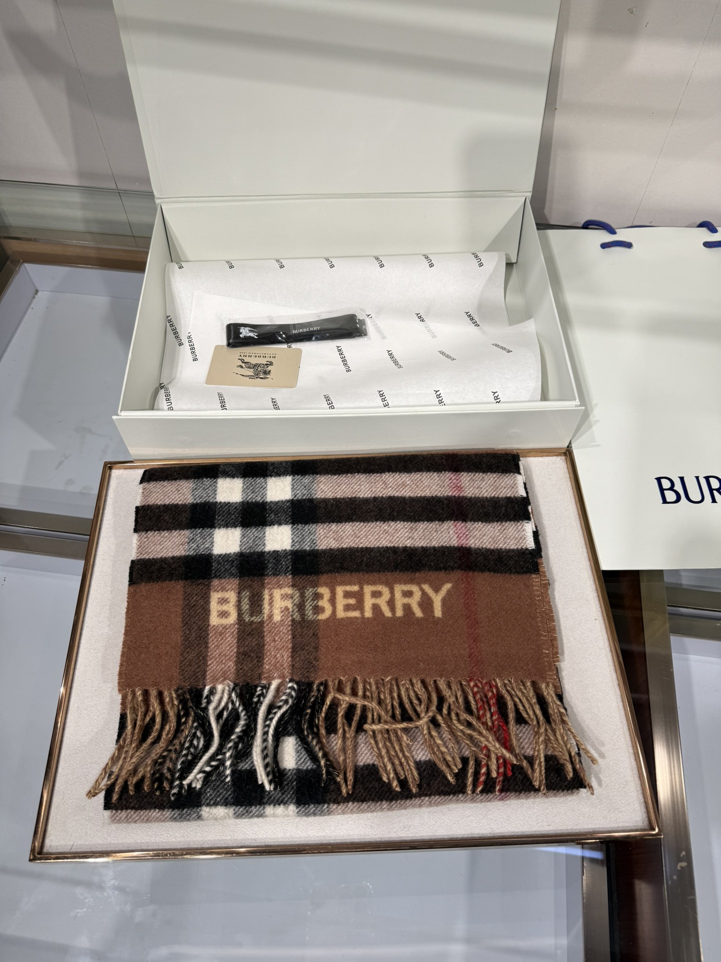 💟想要温暖冬季的必备百搭单品，今年冬天保证 出镜率No. 1⃣️B家羊绒拼色围巾奉上🈚️论男女都可用！在