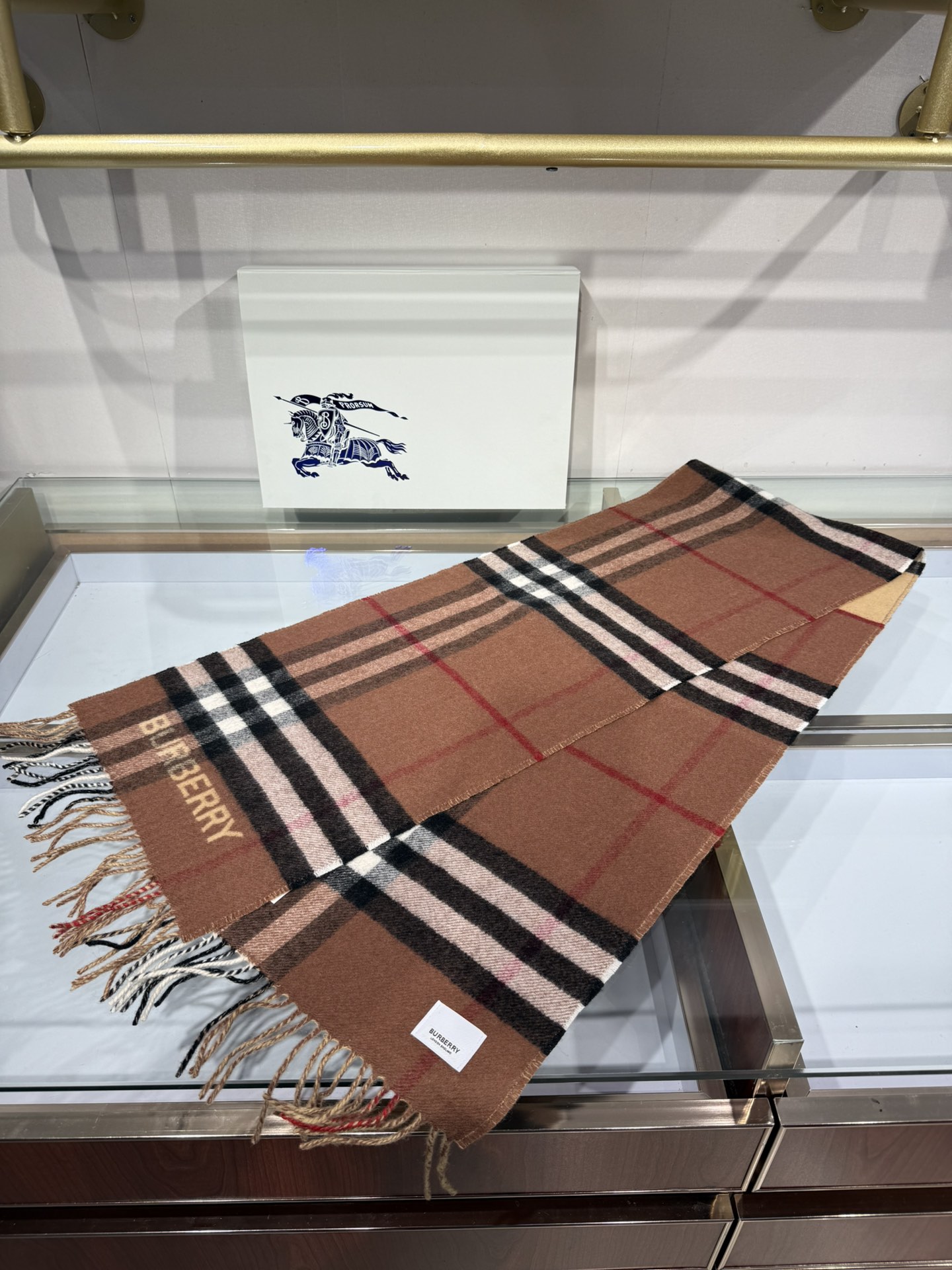 💟想要温暖冬季的必备百搭单品，今年冬天保证 出镜率No. 1⃣️B家羊绒拼色围巾奉上🈚️论男女都可用！在