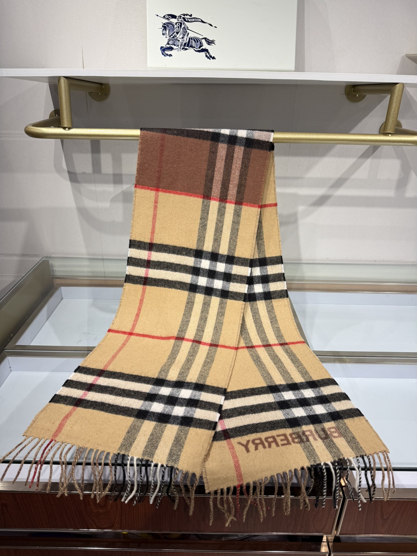 💟想要温暖冬季的必备百搭单品，今年冬天保证 出镜率No. 1⃣️B家羊绒拼色围巾奉上🈚️论男女都可用！在