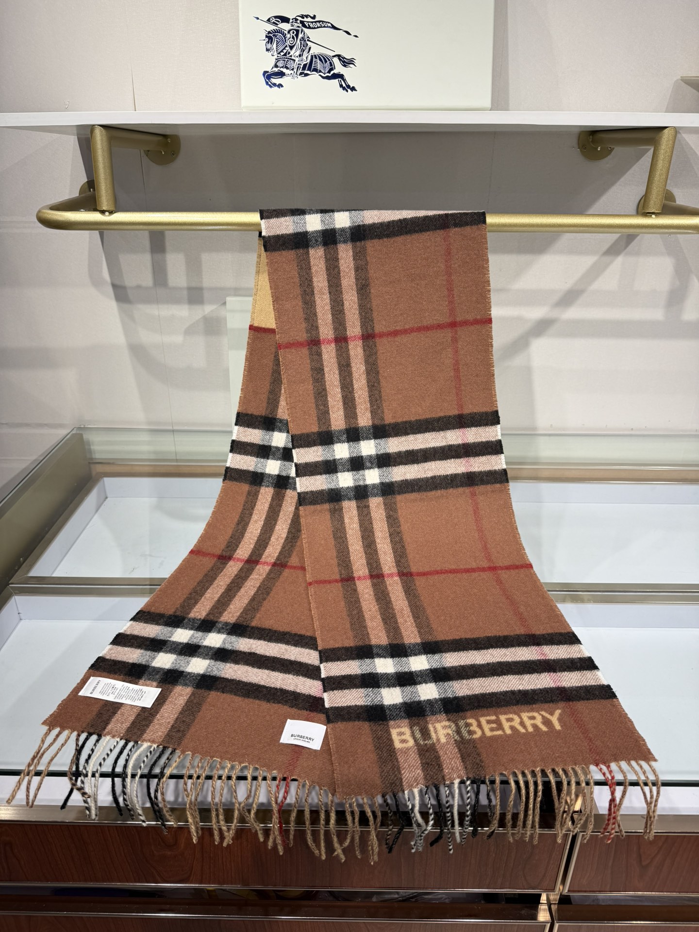 💟想要温暖冬季的必备百搭单品，今年冬天保证 出镜率No. 1⃣️B家羊绒拼色围巾奉上🈚️论男女都可用！在