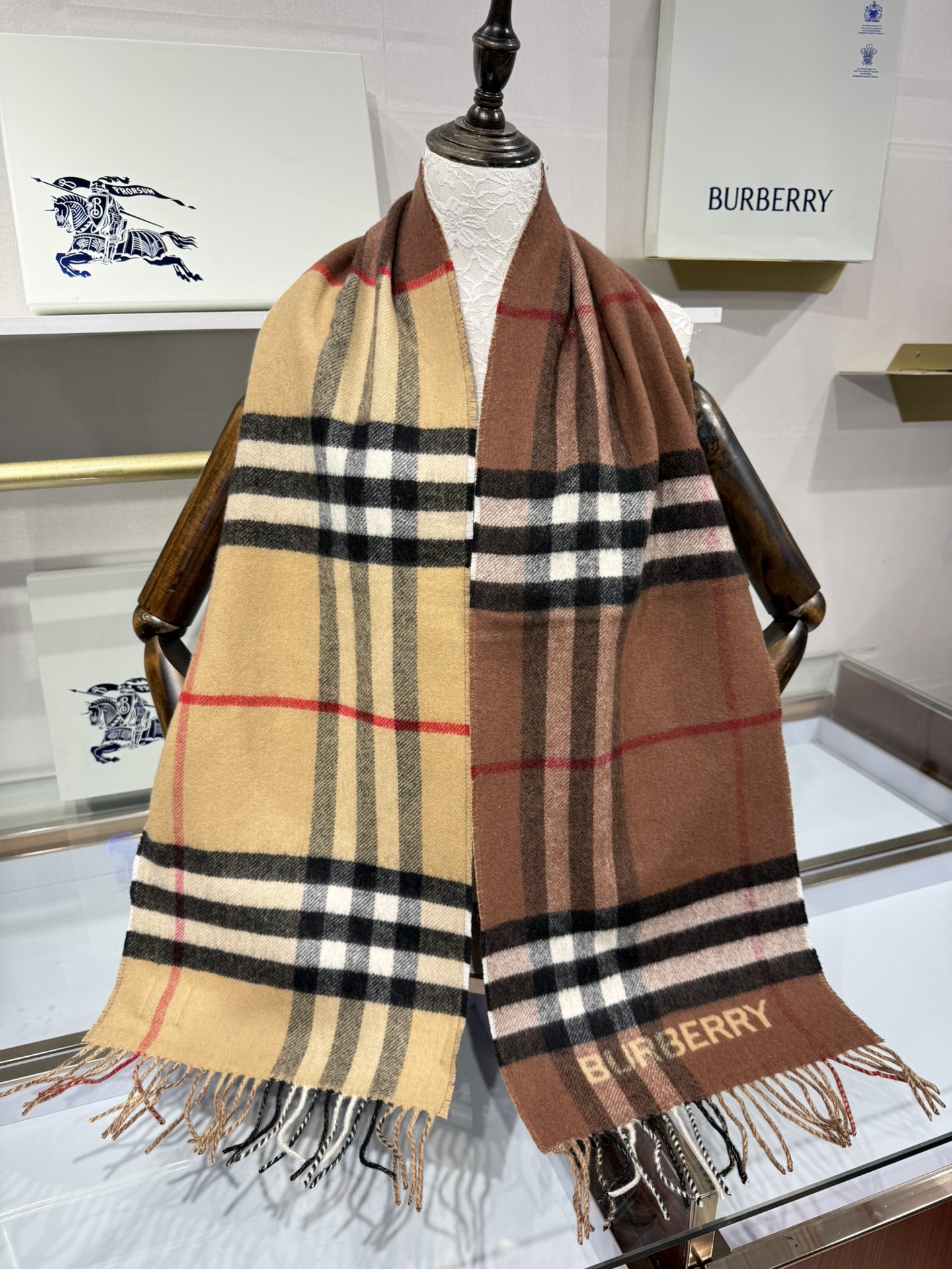 💟想要温暖冬季的必备百搭单品，今年冬天保证 出镜率No. 1⃣️B家羊绒拼色围巾奉上🈚️论男女都可用！在