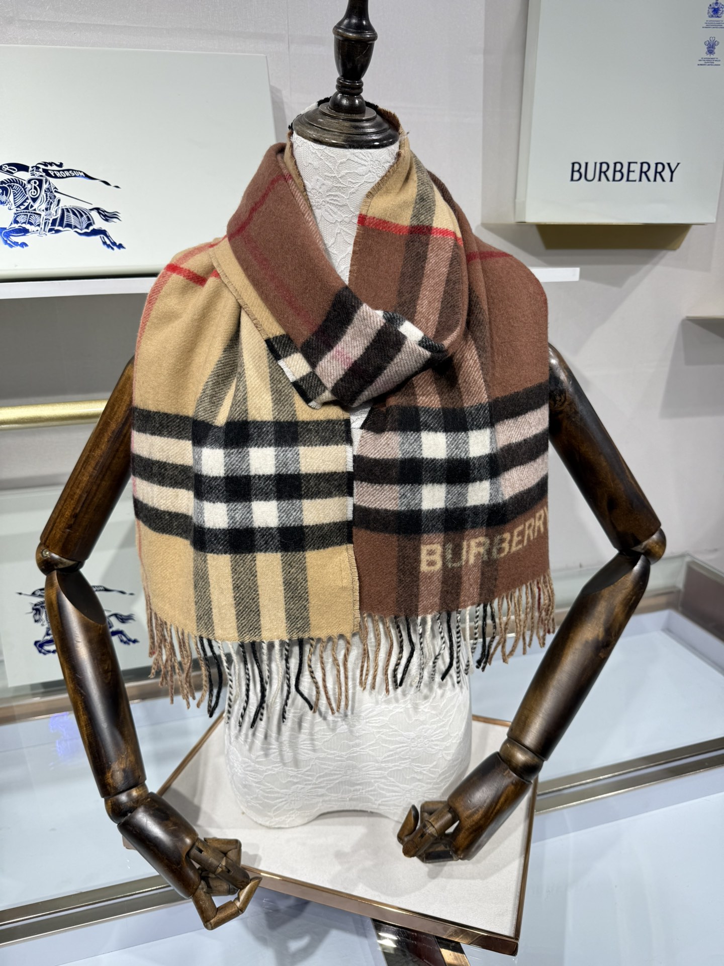 💟想要温暖冬季的必备百搭单品，今年冬天保证 出镜率No. 1⃣️B家羊绒拼色围巾奉上🈚️论男女都可用！在