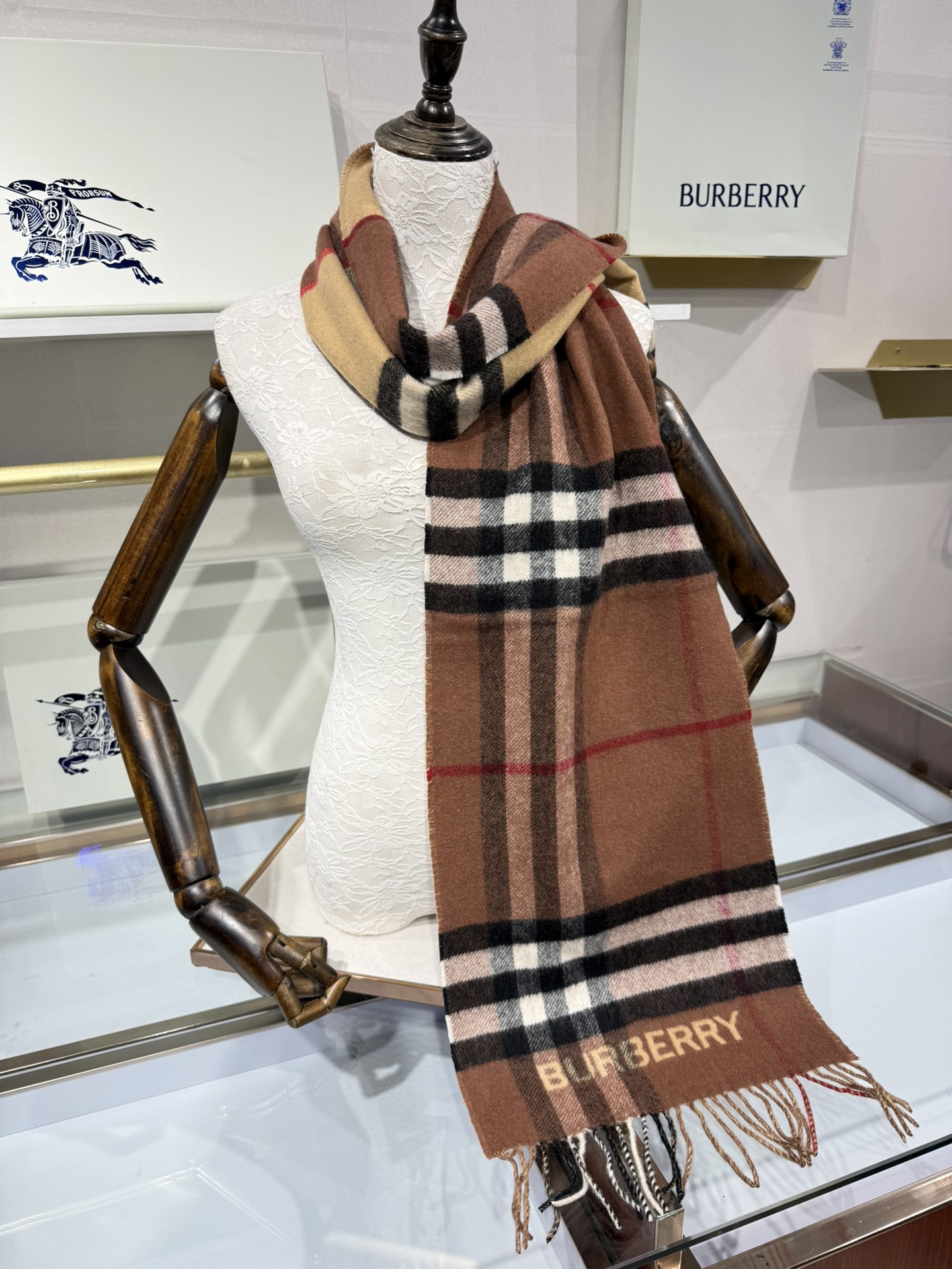 💟想要温暖冬季的必备百搭单品，今年冬天保证 出镜率No. 1⃣️B家羊绒拼色围巾奉上🈚️论男女都可用！在