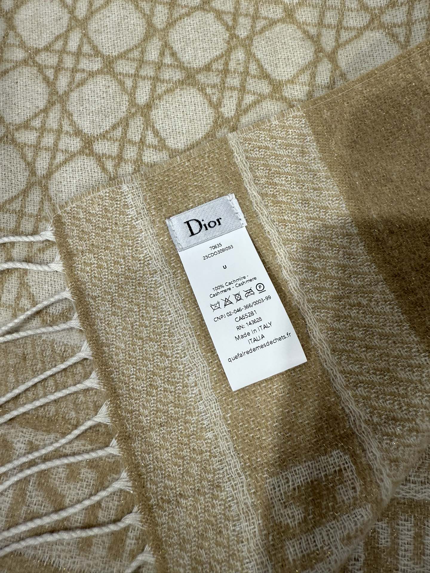 💟CD新款菱格银丝羊绒双面提花大披肩‼️Blingbling 的银光闪闪，柔软亲肤，凭实力火出圈的经典款