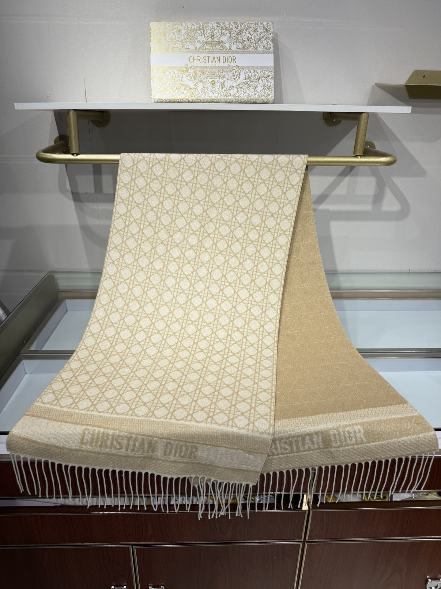 💟CD新款菱格银丝羊绒双面提花大披肩‼️Blingbling 的银光闪闪，柔软亲肤，凭实力火出圈的经典款