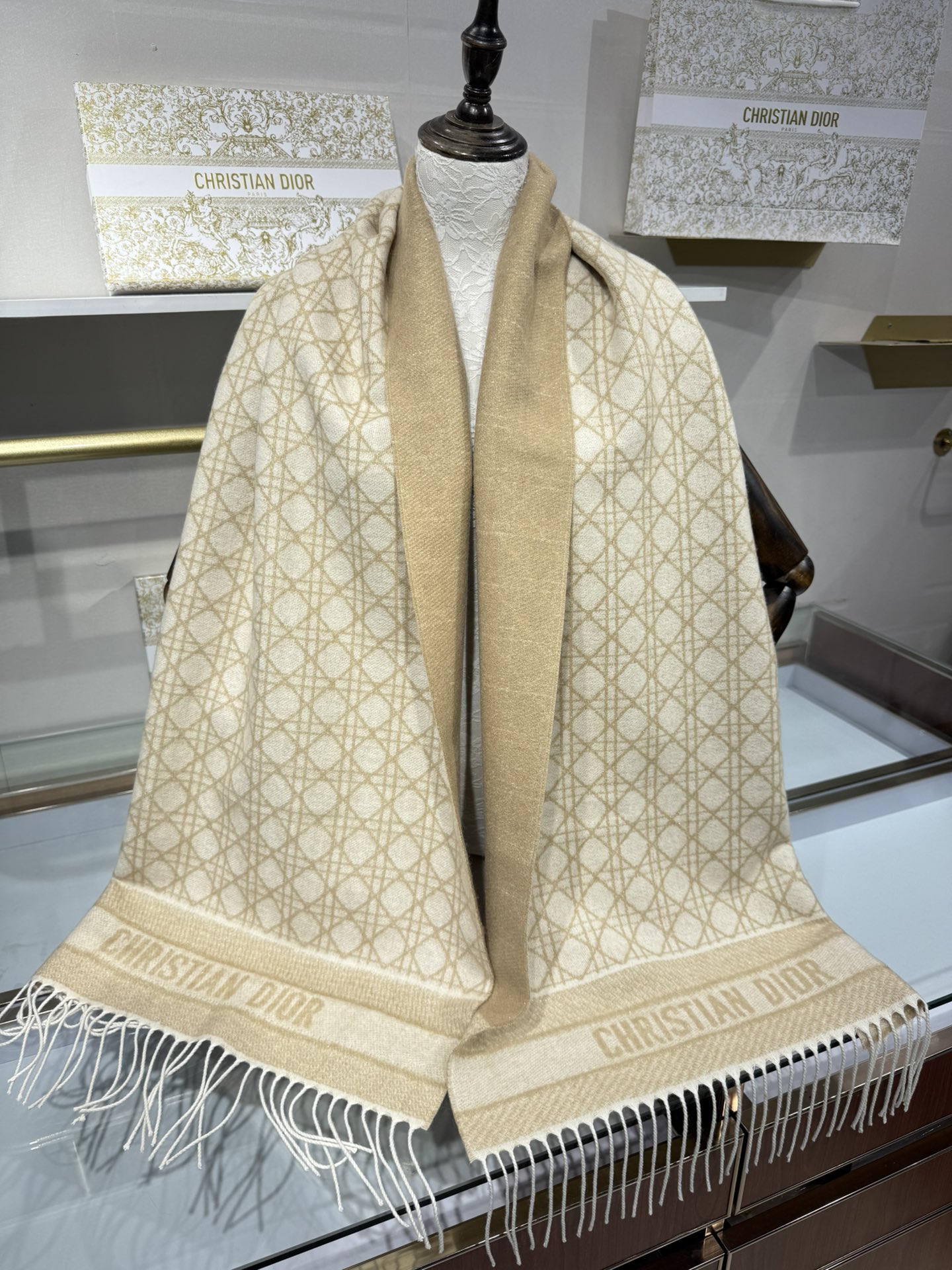 💟CD新款菱格银丝羊绒双面提花大披肩‼️Blingbling 的银光闪闪，柔软亲肤，凭实力火出圈的经典款