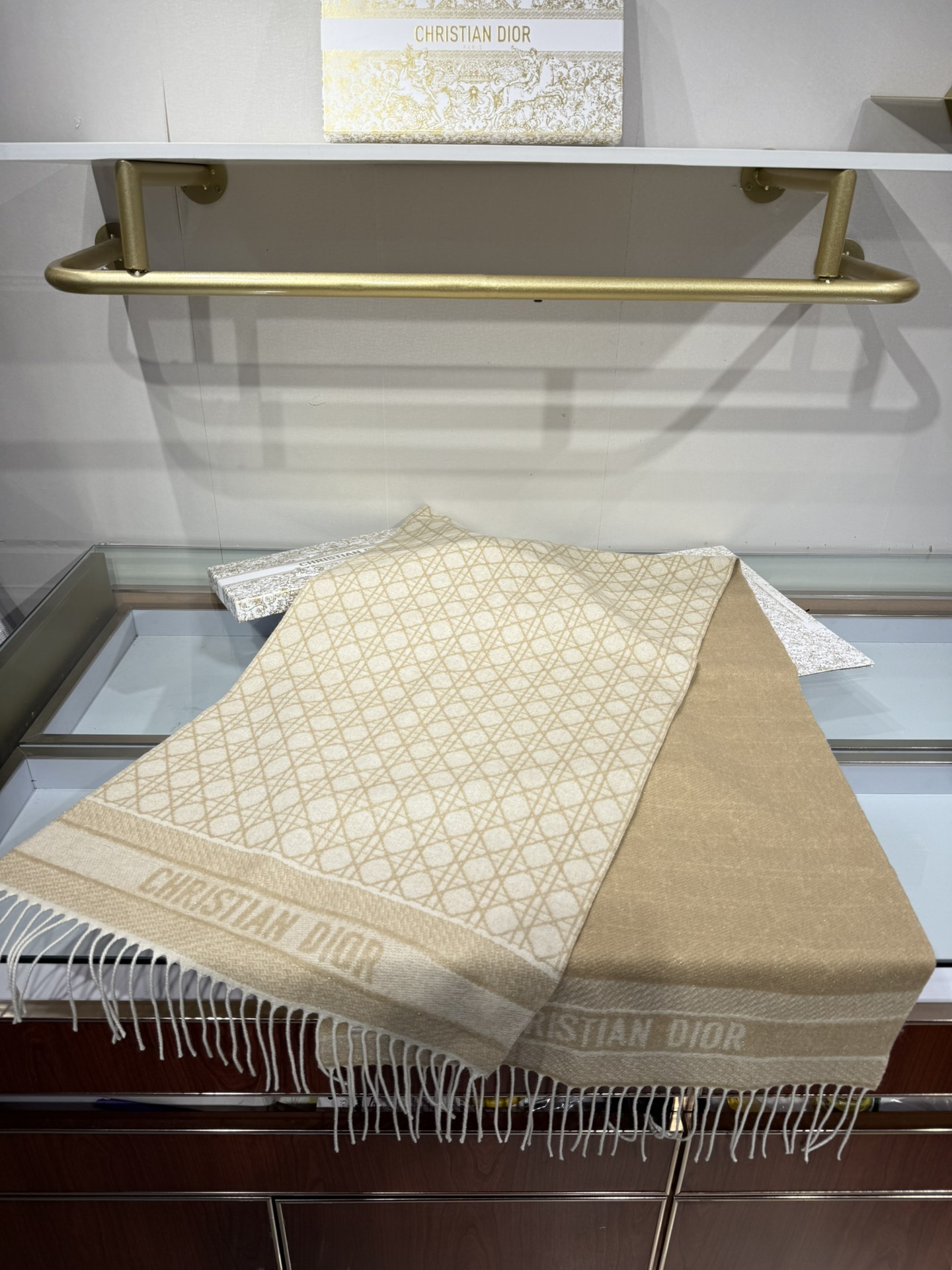 💟CD新款菱格银丝羊绒双面提花大披肩‼️Blingbling 的银光闪闪，柔软亲肤，凭实力火出圈的经典款