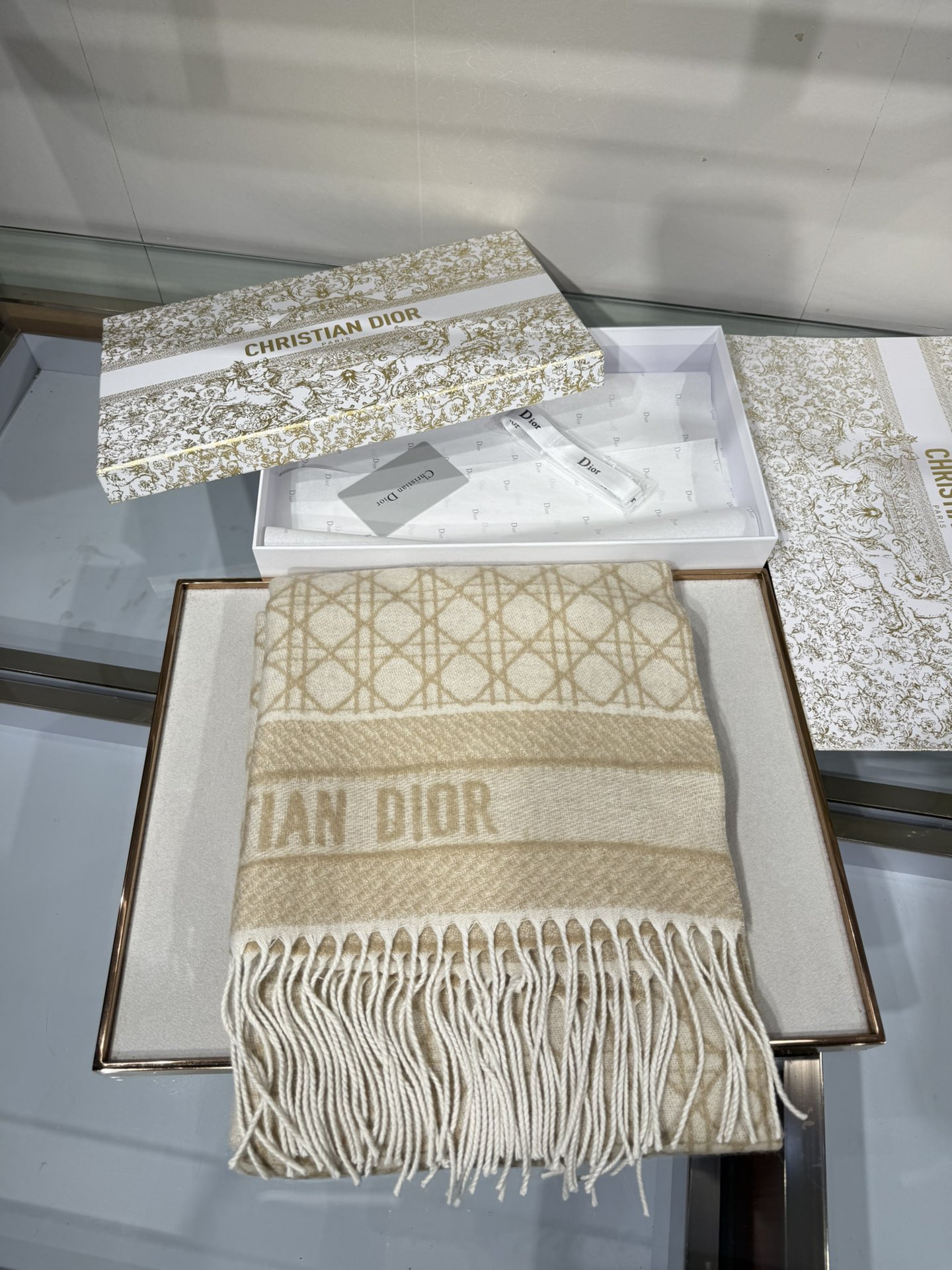 💟CD新款菱格银丝羊绒双面提花大披肩‼️Blingbling 的银光闪闪，柔软亲肤，凭实力火出圈的经典款