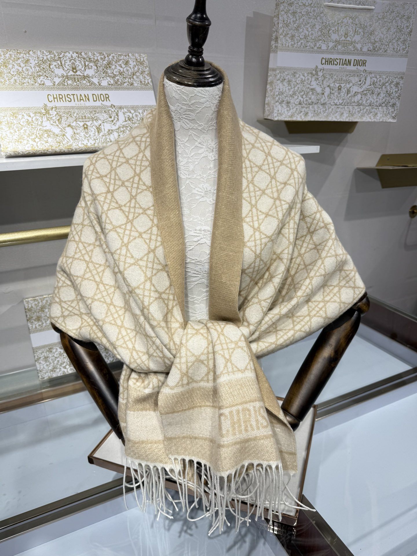 💟CD新款菱格银丝羊绒双面提花大披肩‼️Blingbling 的银光闪闪，柔软亲肤，凭实力火出圈的经典款