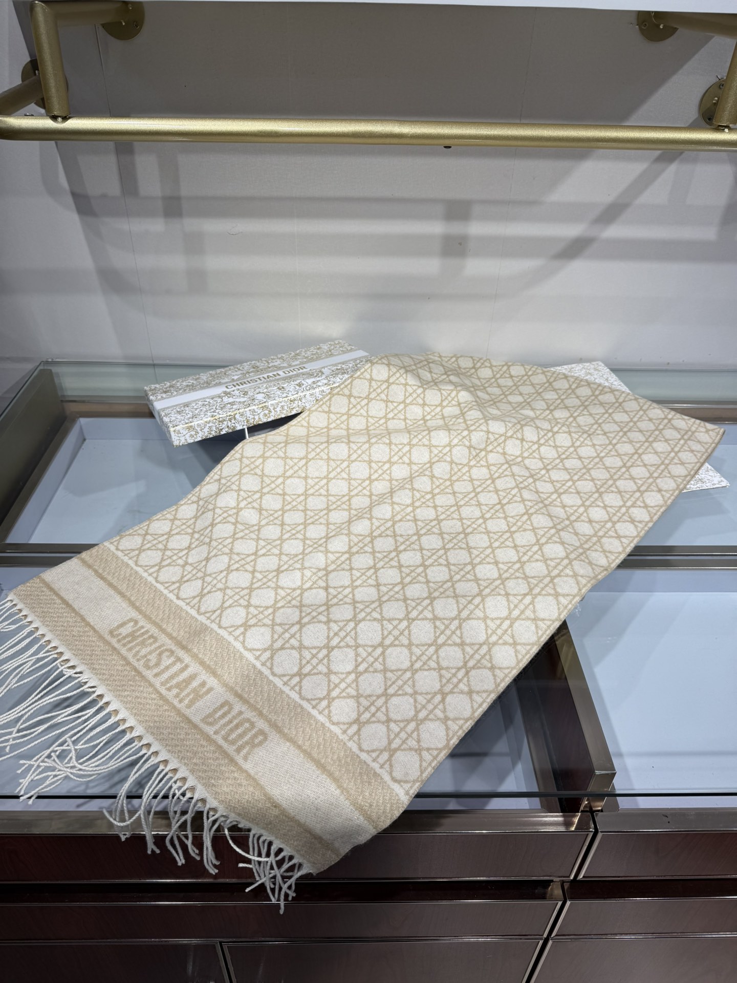 💟CD新款菱格银丝羊绒双面提花大披肩‼️Blingbling 的银光闪闪，柔软亲肤，凭实力火出圈的经典款