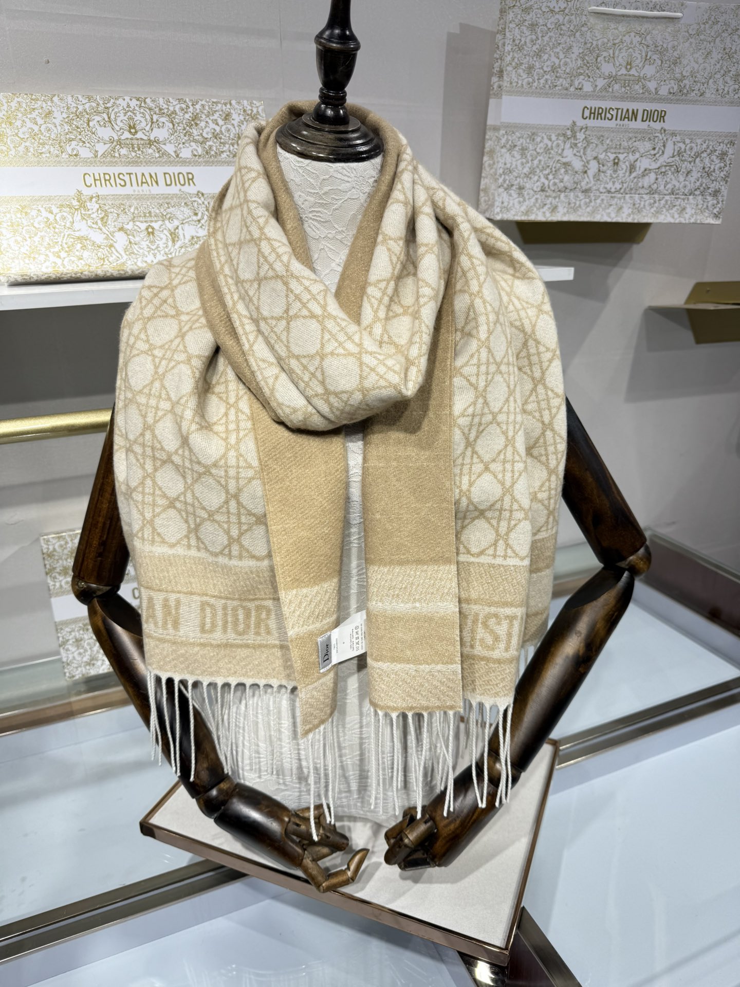 💟CD新款菱格银丝羊绒双面提花大披肩‼️Blingbling 的银光闪闪，柔软亲肤，凭实力火出圈的经典款