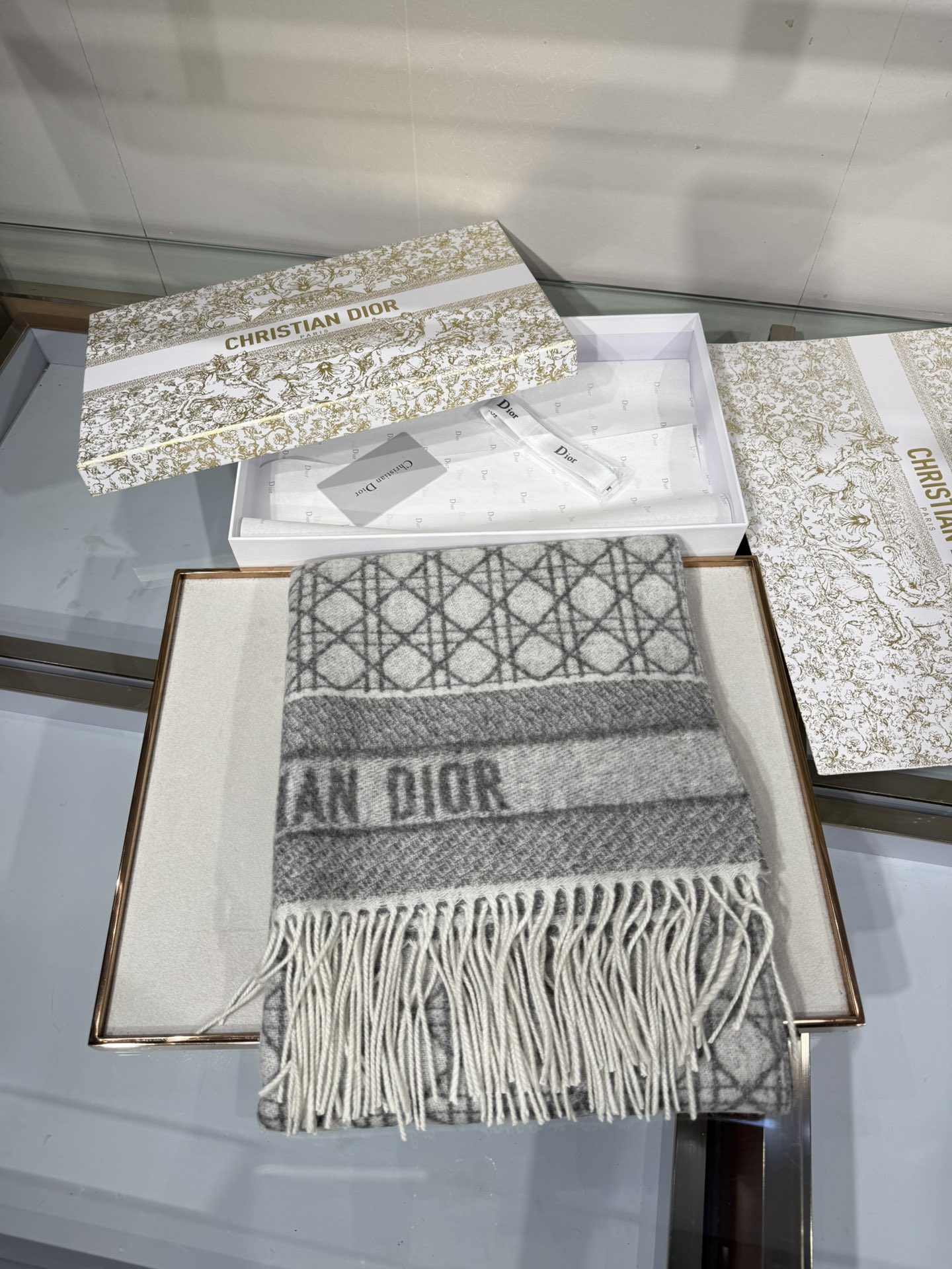 💟CD新款菱格银丝羊绒双面提花大披肩‼️Blingbling 的银光闪闪，柔软亲肤，凭实力火出圈的经典款