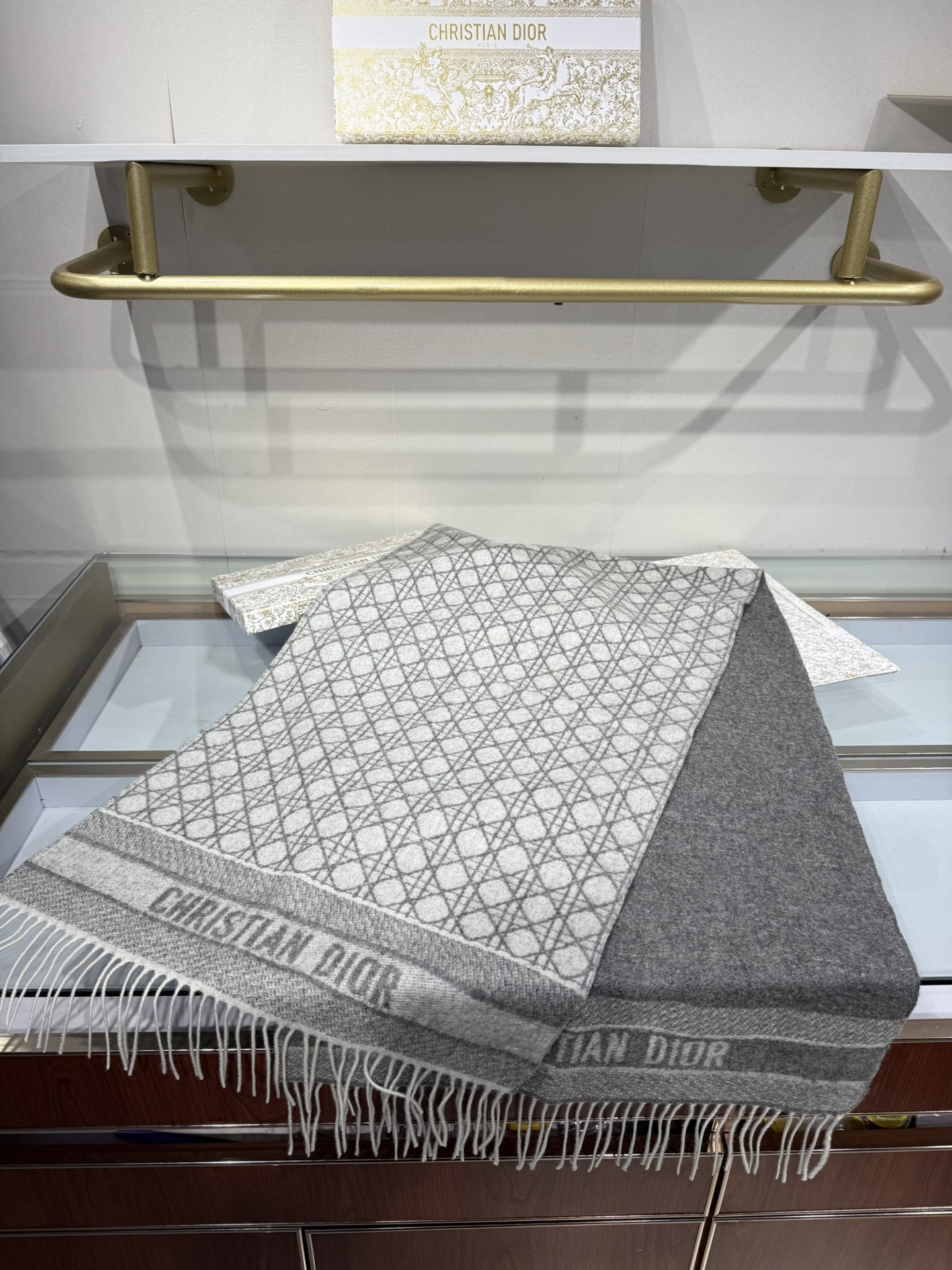 💟CD新款菱格银丝羊绒双面提花大披肩‼️Blingbling 的银光闪闪，柔软亲肤，凭实力火出圈的经典款