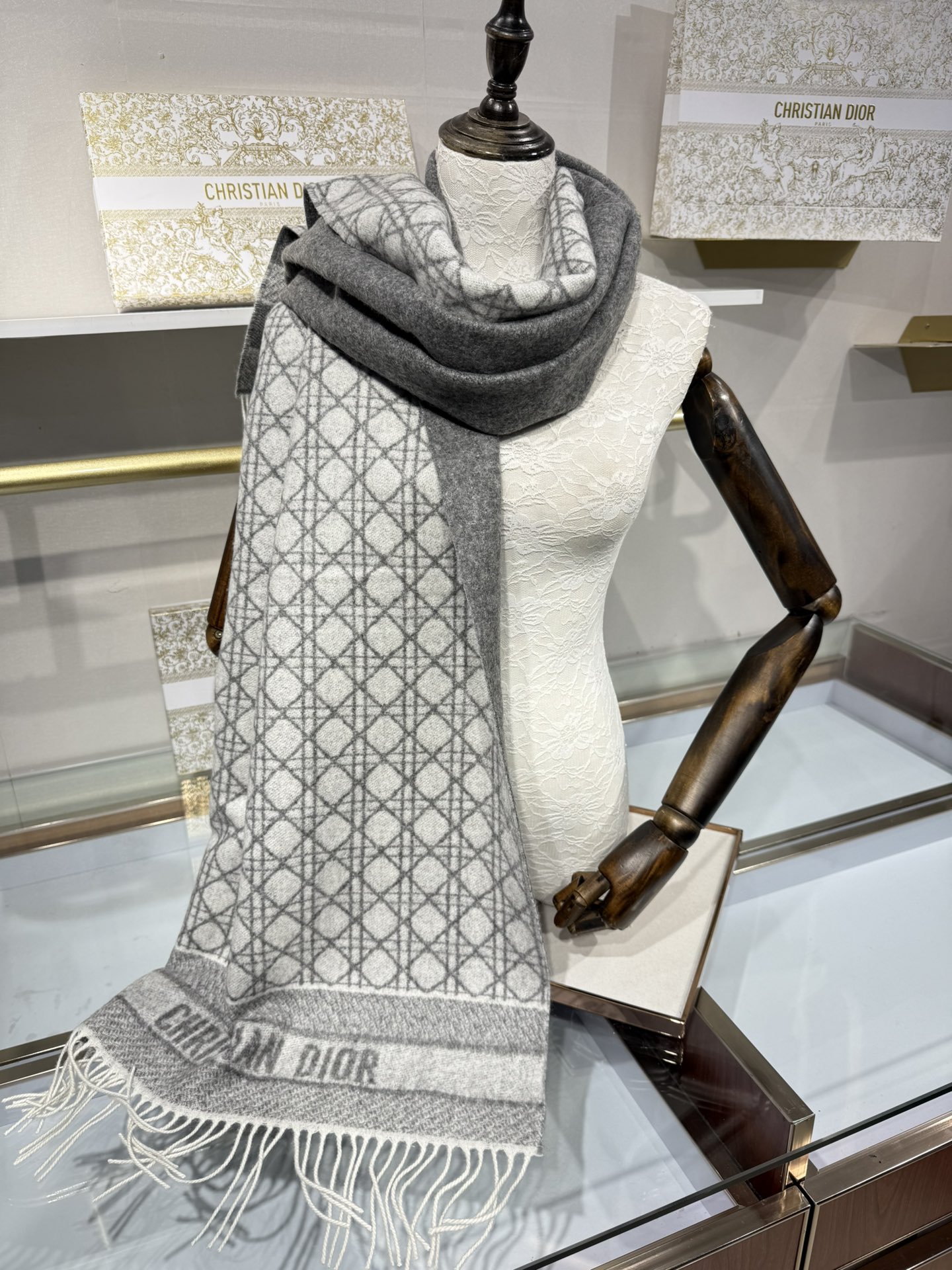 💟CD新款菱格银丝羊绒双面提花大披肩‼️Blingbling 的银光闪闪，柔软亲肤，凭实力火出圈的经典款