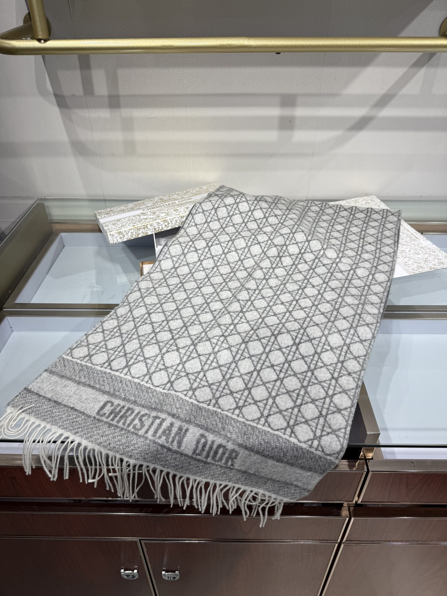 💟CD新款菱格银丝羊绒双面提花大披肩‼️Blingbling 的银光闪闪，柔软亲肤，凭实力火出圈的经典款