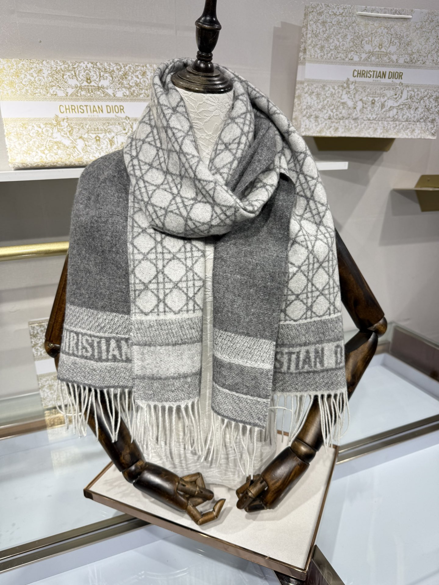 💟CD新款菱格银丝羊绒双面提花大披肩‼️Blingbling 的银光闪闪，柔软亲肤，凭实力火出圈的经典款