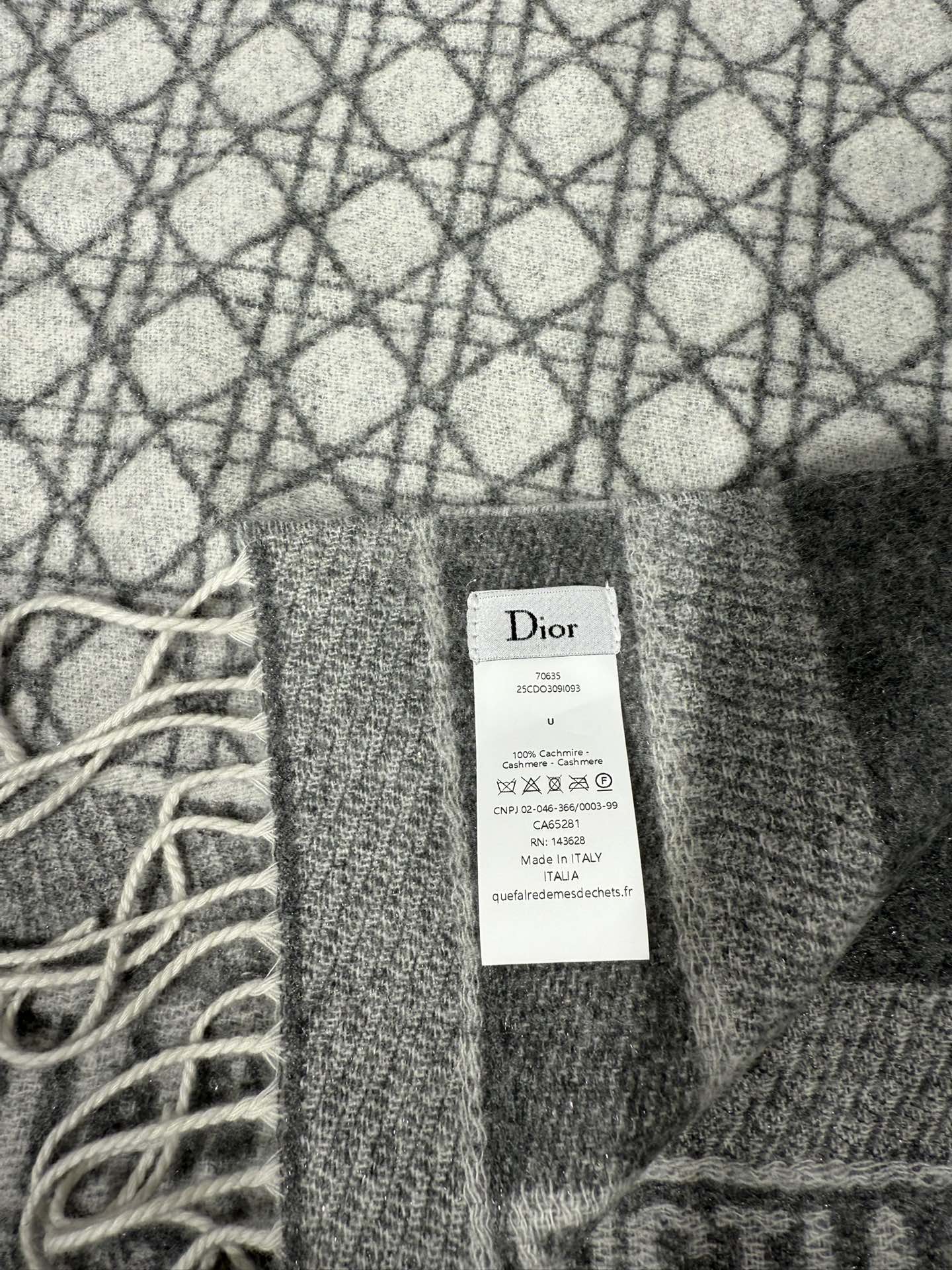 💟CD新款菱格银丝羊绒双面提花大披肩‼️Blingbling 的银光闪闪，柔软亲肤，凭实力火出圈的经典款