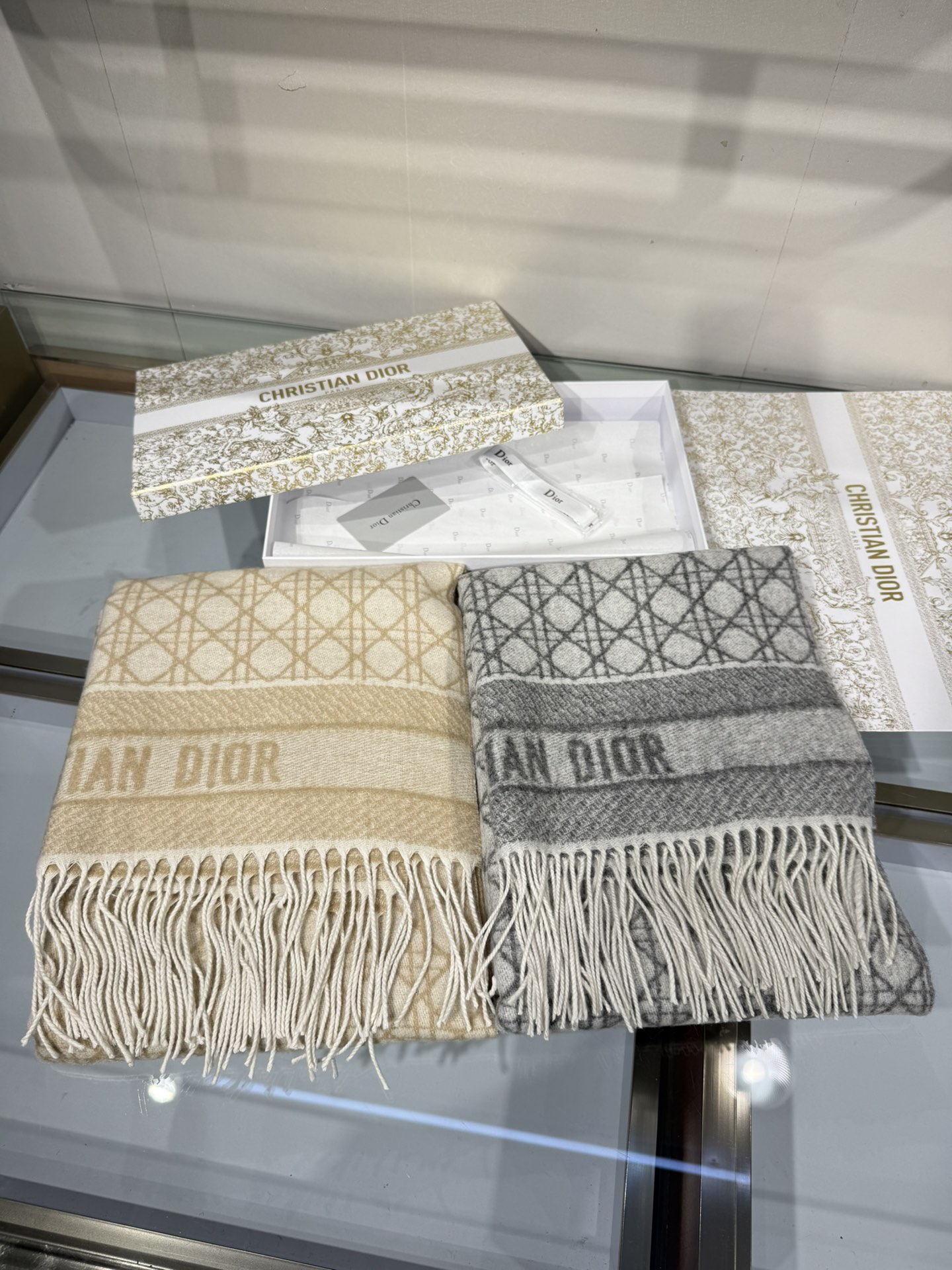 💟CD新款菱格银丝羊绒双面提花大披肩‼️Blingbling 的银光闪闪，柔软亲肤，凭实力火出圈的经典款