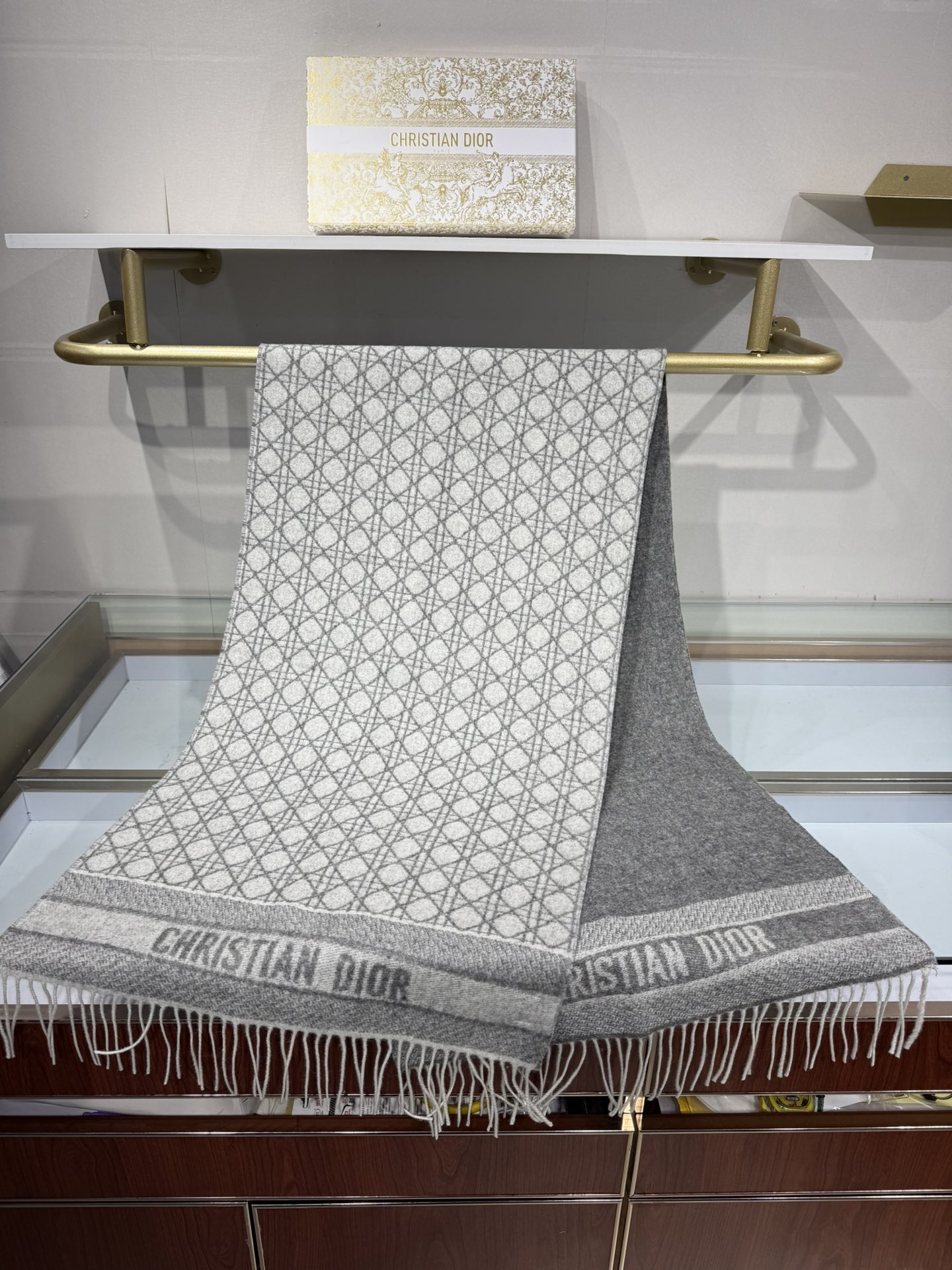 💟CD新款菱格银丝羊绒双面提花大披肩‼️Blingbling 的银光闪闪，柔软亲肤，凭实力火出圈的经典款