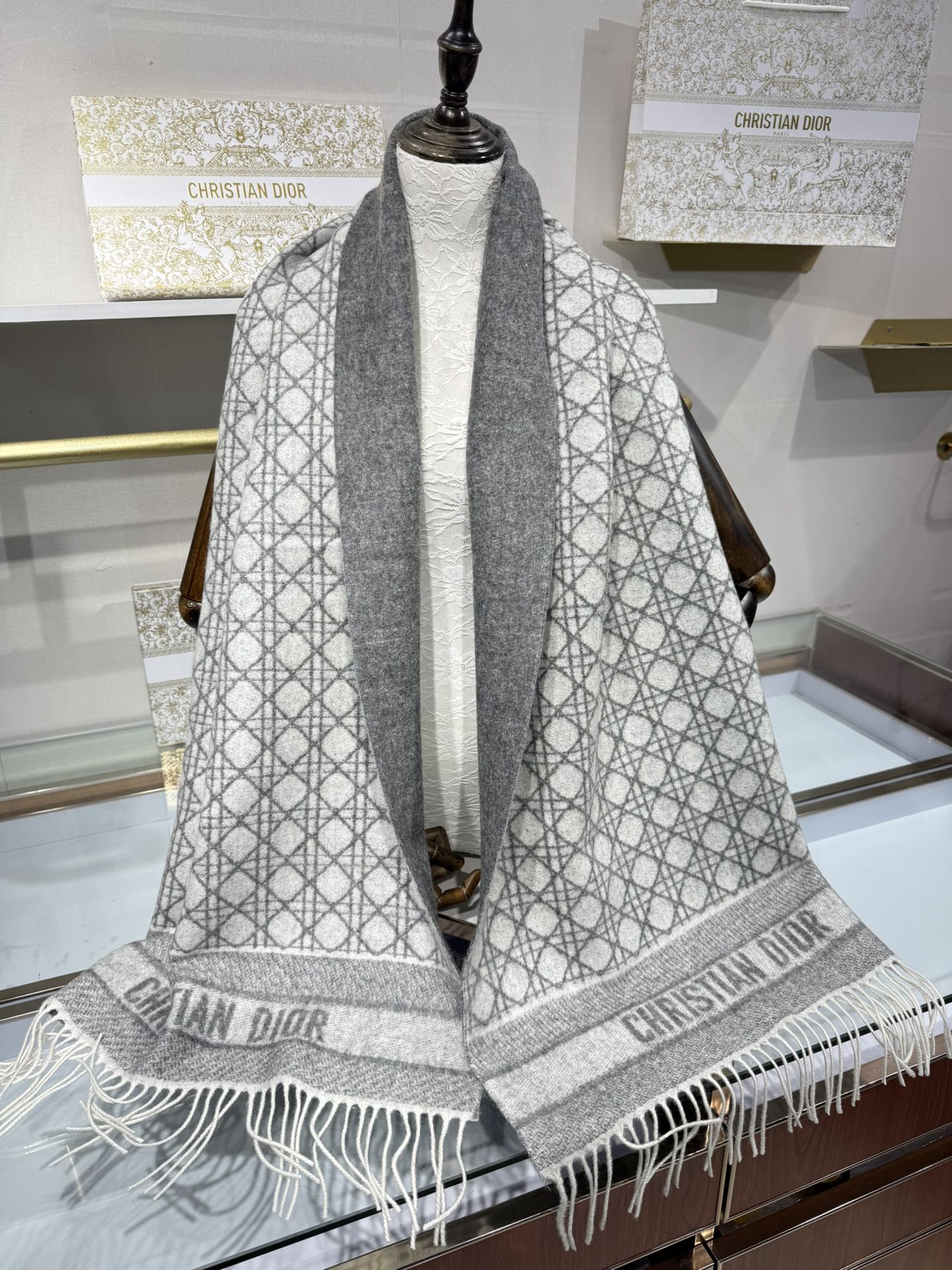 💟CD新款菱格银丝羊绒双面提花大披肩‼️Blingbling 的银光闪闪，柔软亲肤，凭实力火出圈的经典款