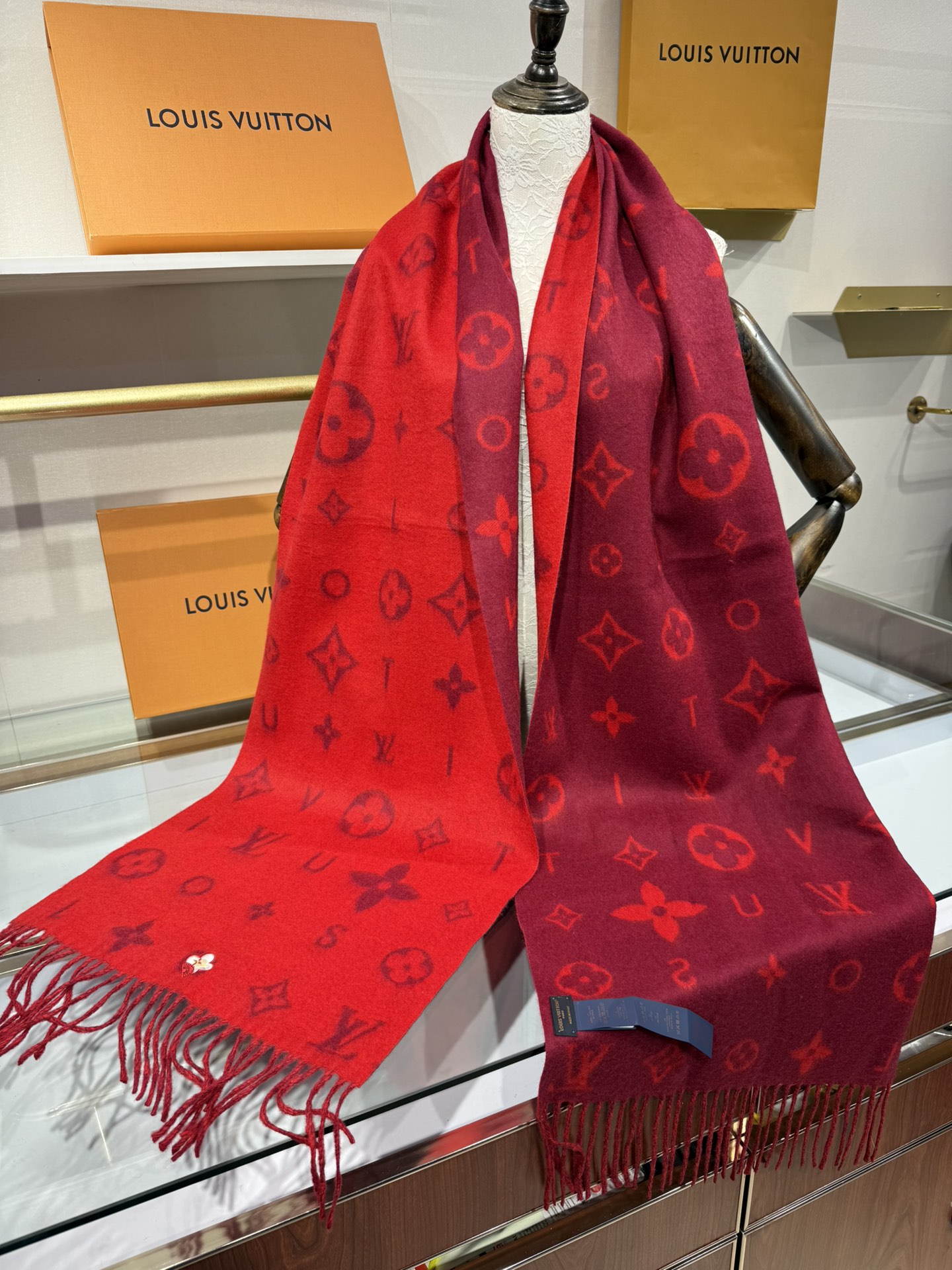 💟Reykjavik 2.0 围巾为柔软羊绒标注 Monogram 花卉和 LV 字母，其间点缀品牌名称