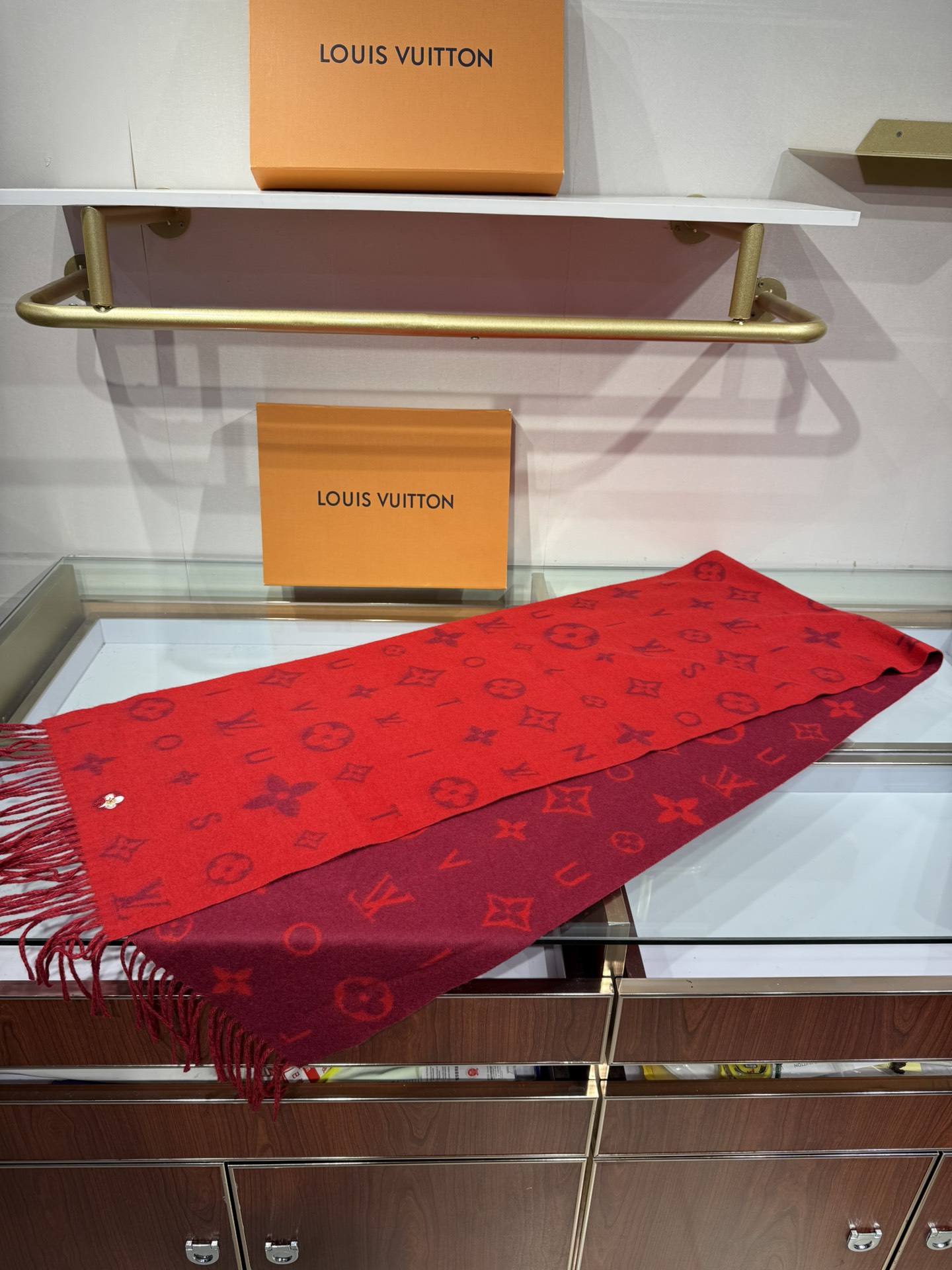 💟Reykjavik 2.0 围巾为柔软羊绒标注 Monogram 花卉和 LV 字母，其间点缀品牌名称