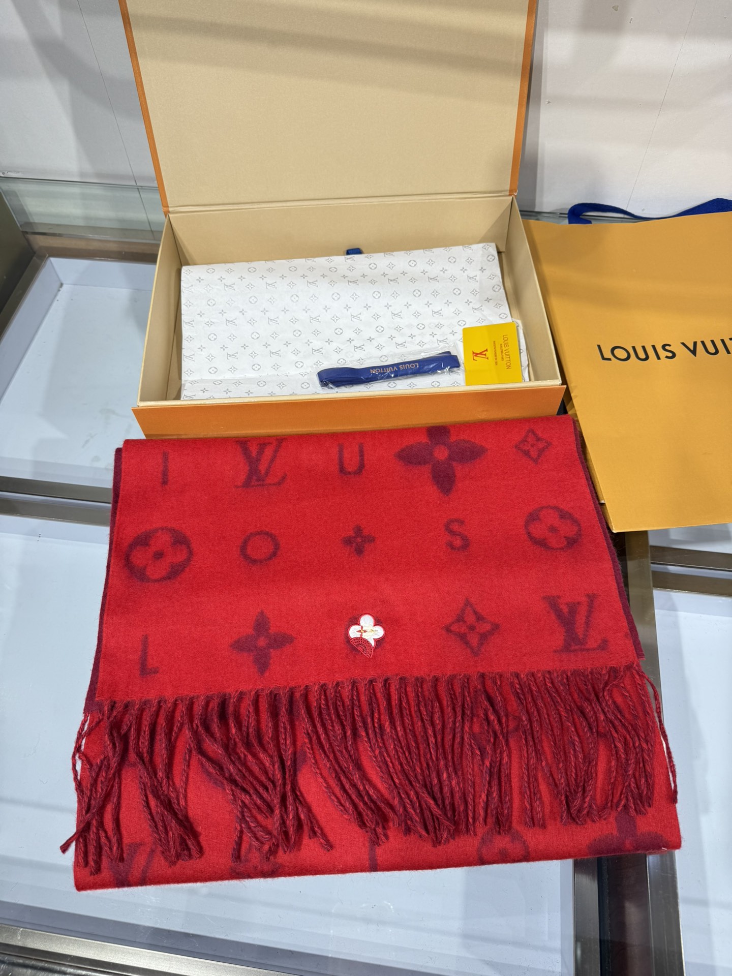 💟Reykjavik 2.0 围巾为柔软羊绒标注 Monogram 花卉和 LV 字母，其间点缀品牌名称