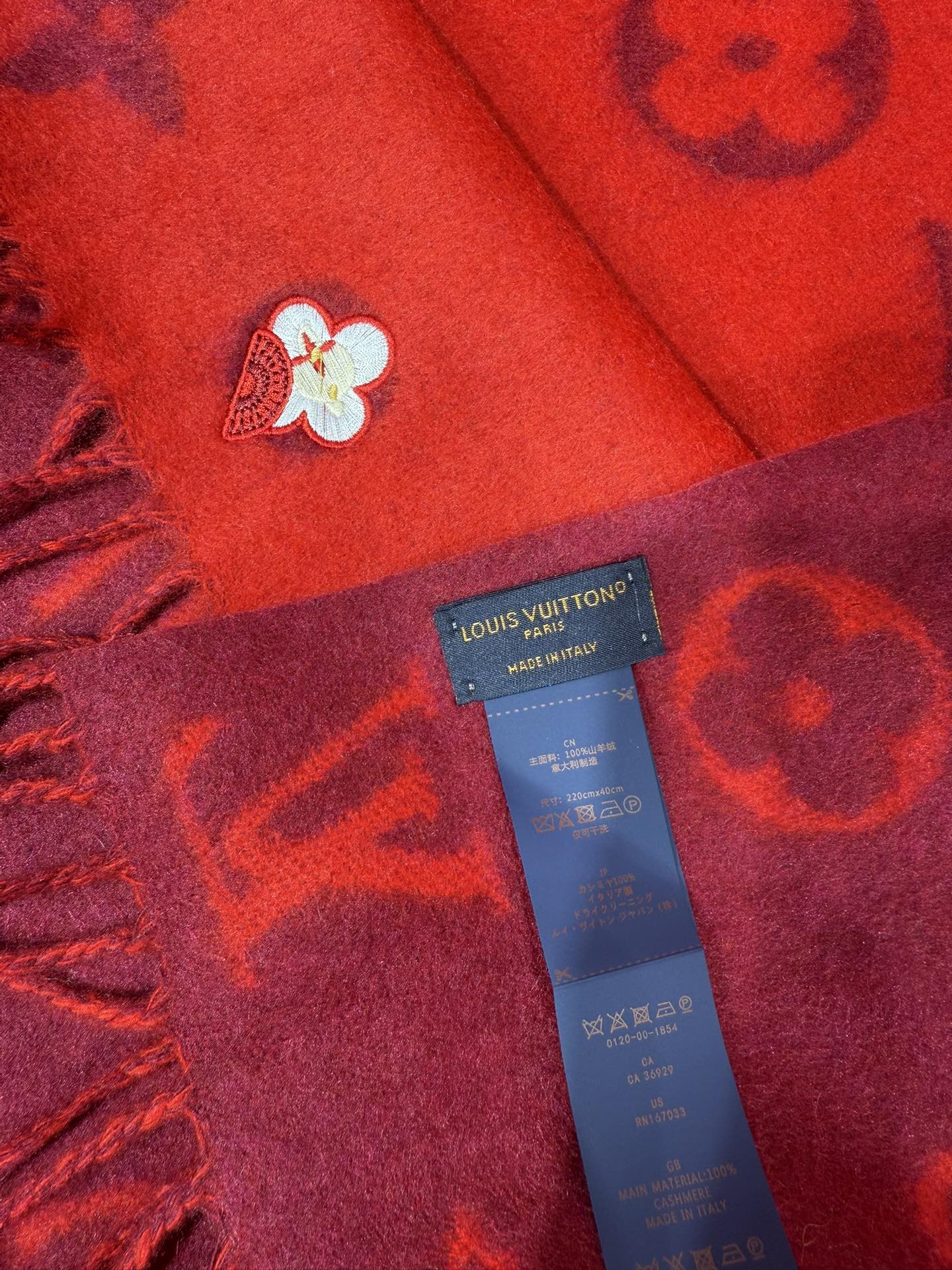 💟Reykjavik 2.0 围巾为柔软羊绒标注 Monogram 花卉和 LV 字母，其间点缀品牌名称