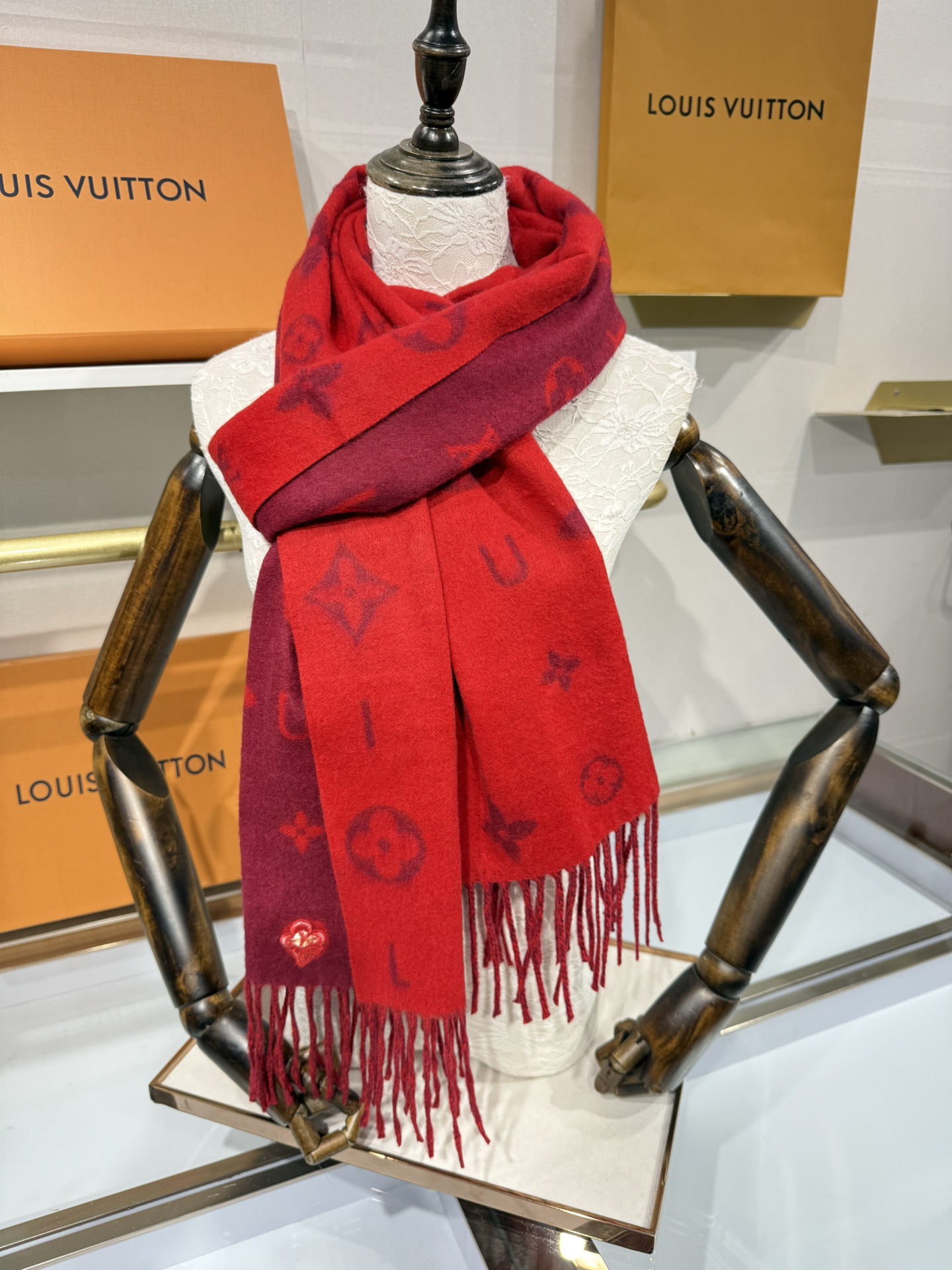 💟Reykjavik 2.0 围巾为柔软羊绒标注 Monogram 花卉和 LV 字母，其间点缀品牌名称